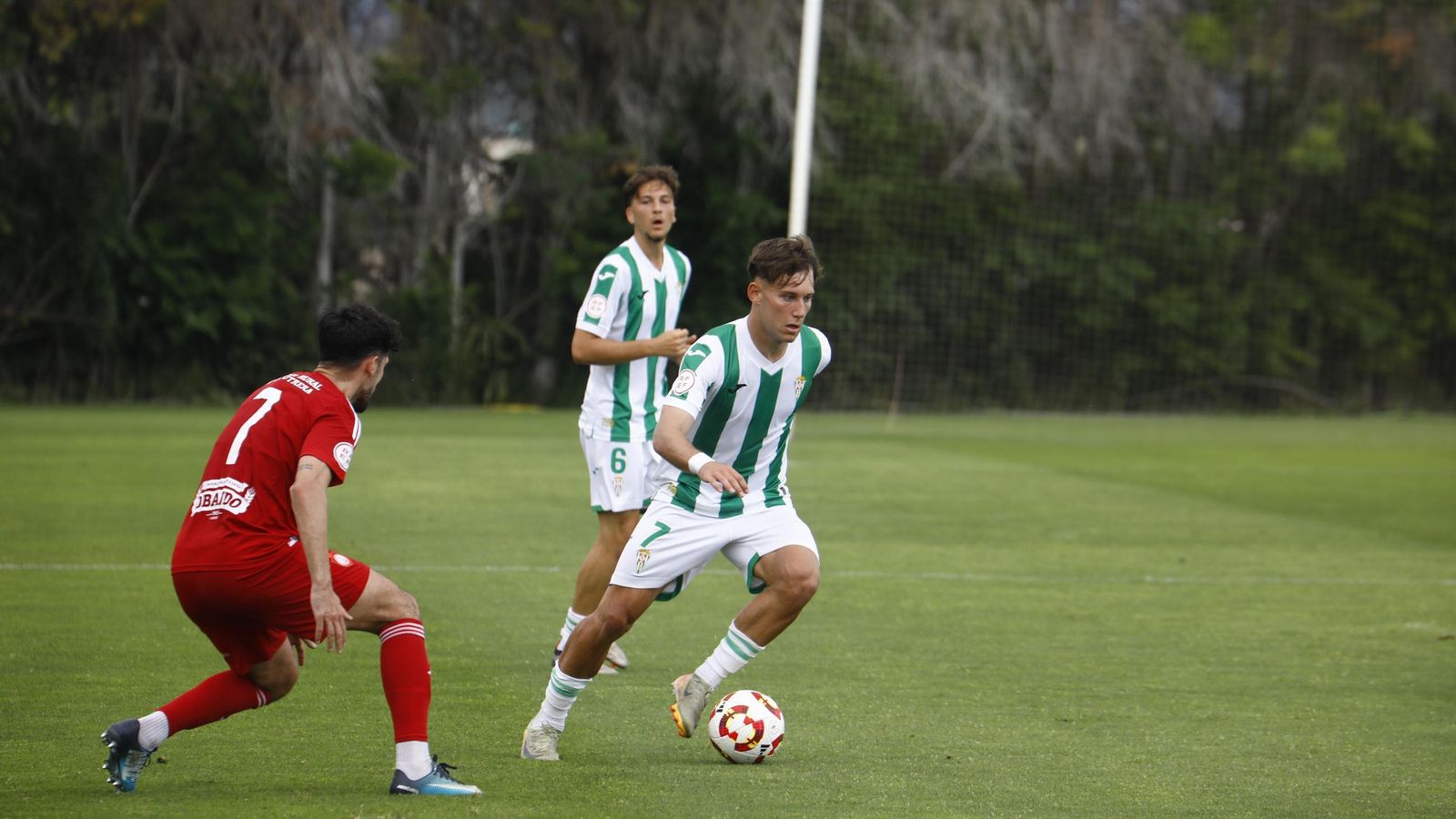 Álvaro Vázquez (Córdoba B) es presionado por Iván Navarro (Utrera). Álvaro Vázquez (Córdoba B) es presionado por Iván Navarro (Utrera).