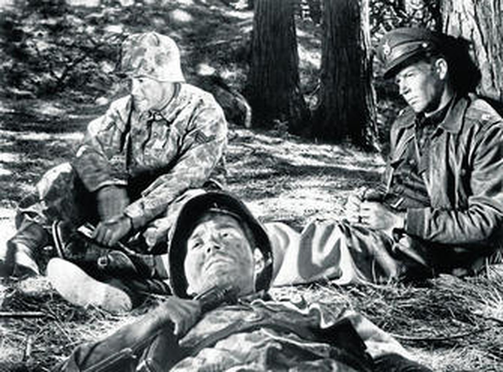 Kubrick (en la imagen inferior de la izquierda, en el rodaje) definía la película como "el drama del hombre perdido en mundo hostil, privado de los fundamentos materiales y espirituales, intentando comprenderse a sí mismo y a la vida que le rodea".