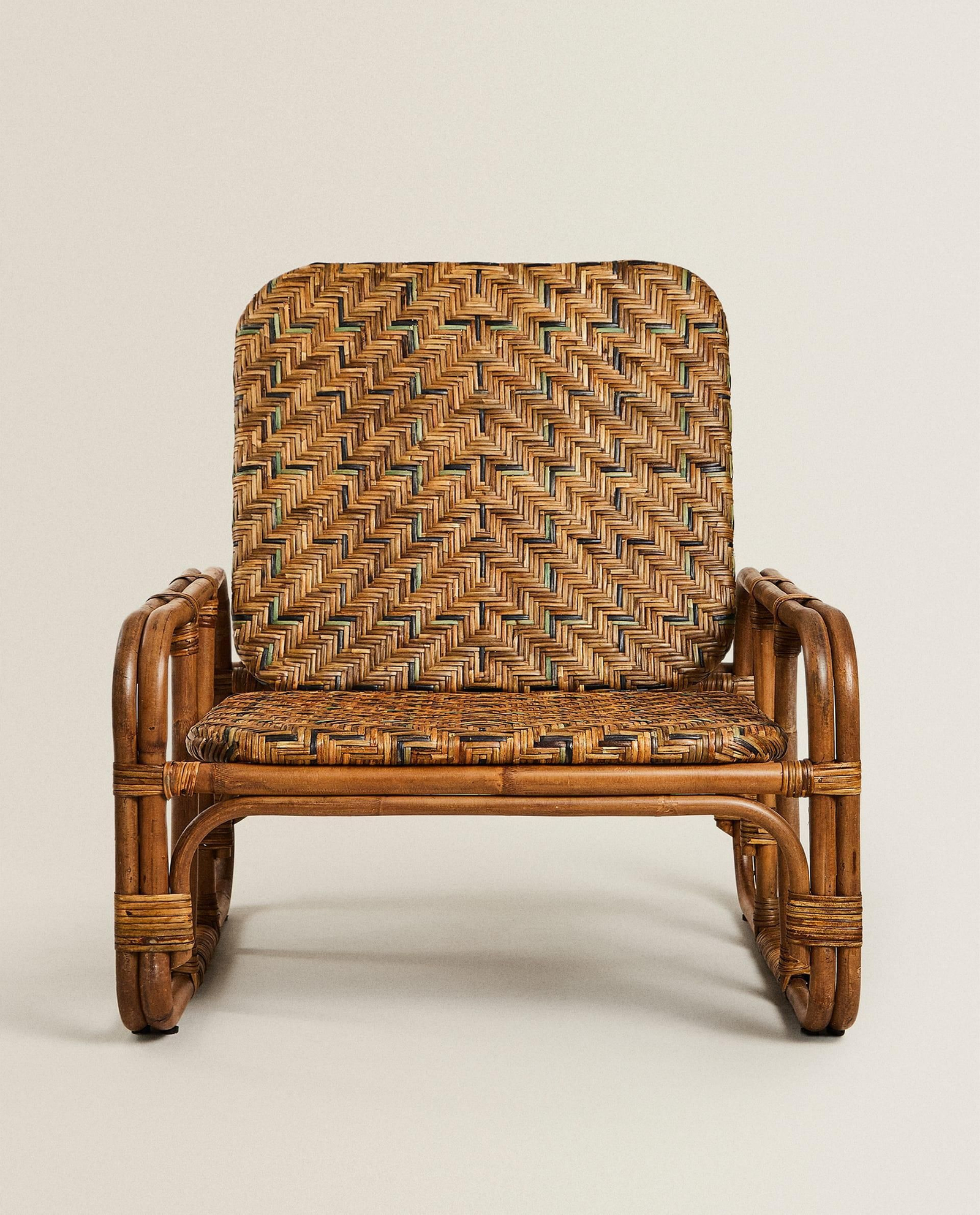 Butaca de ratán de Zara Home.