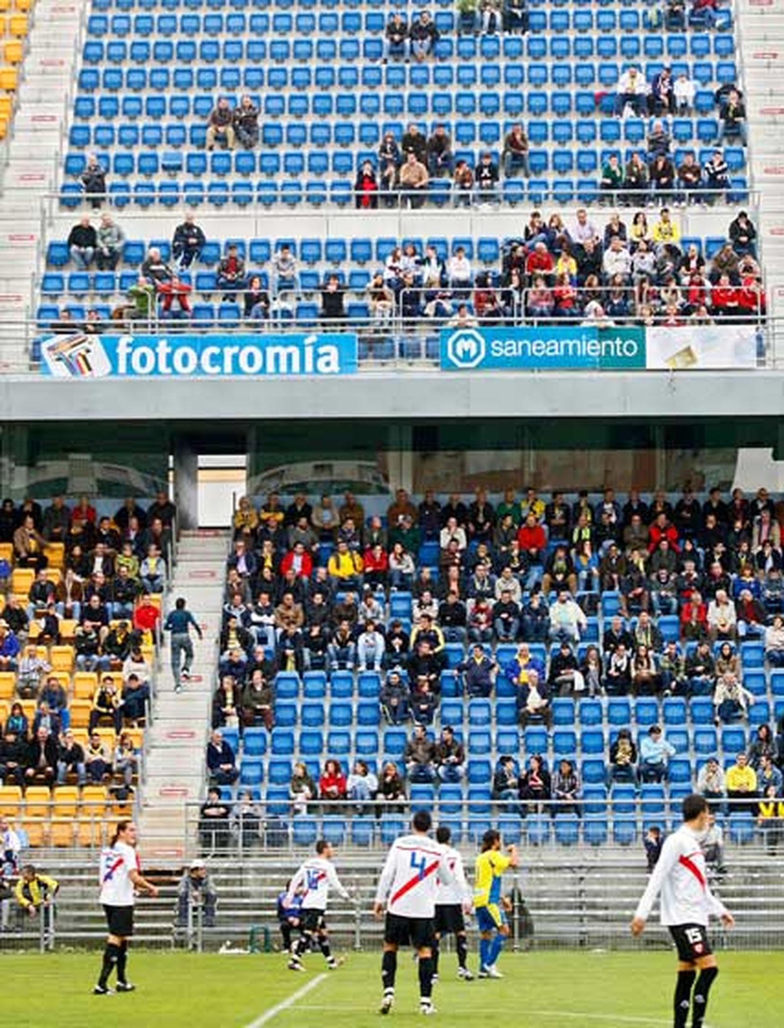 El Cádiz de Jose González,que suma la cuarta victoria consecutiva, somete al filial sevillista en un partido trabado gracias a los goles de Pachón y Enrique

Foto: Jesus Marin