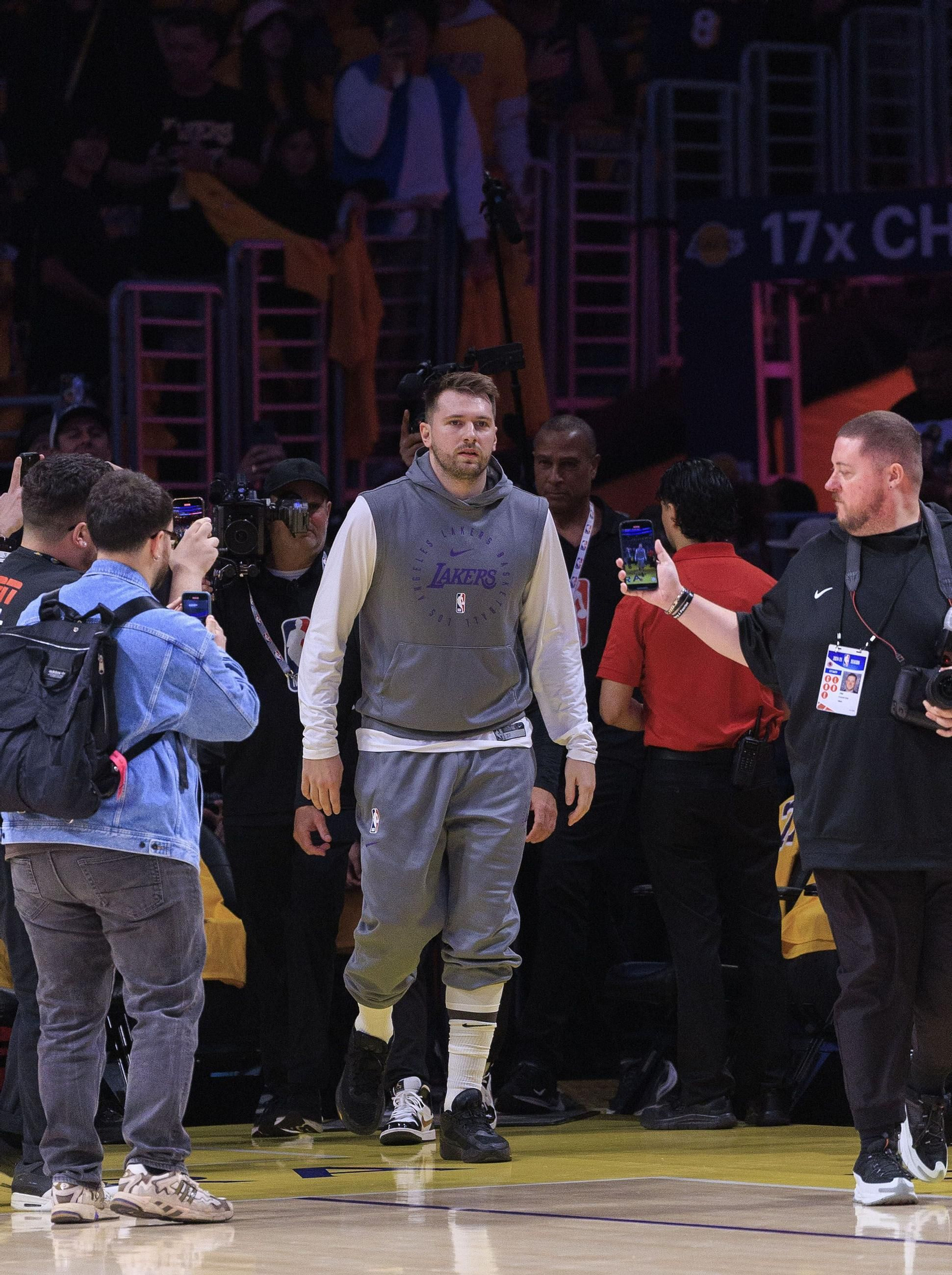 Las fotos del debut de Doncic con los Lakers