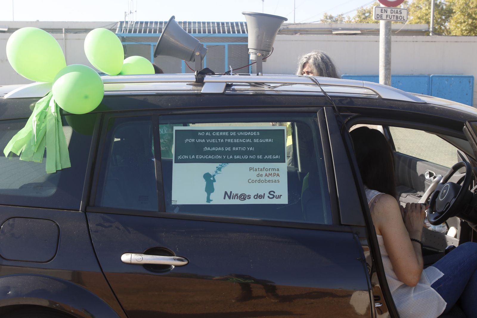 La caravana por una vuelta al cole segura en Córdoba, en fotos