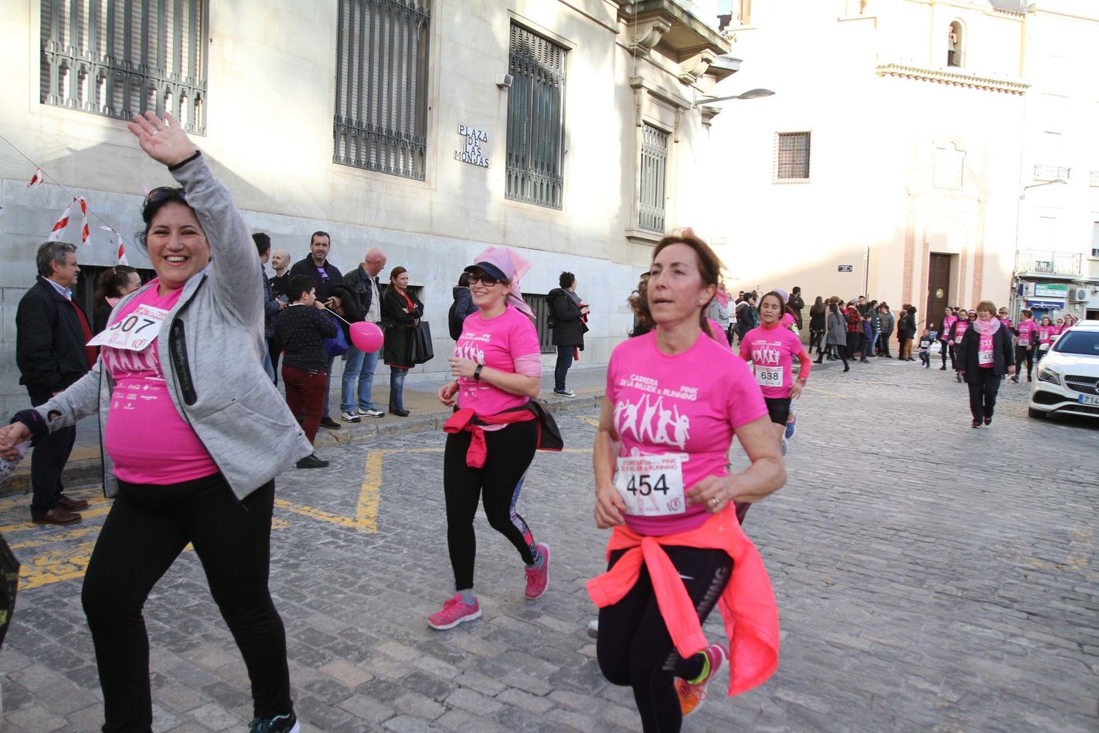 Imágenes de la Carrera contra el cáncer de mama de Huelva.