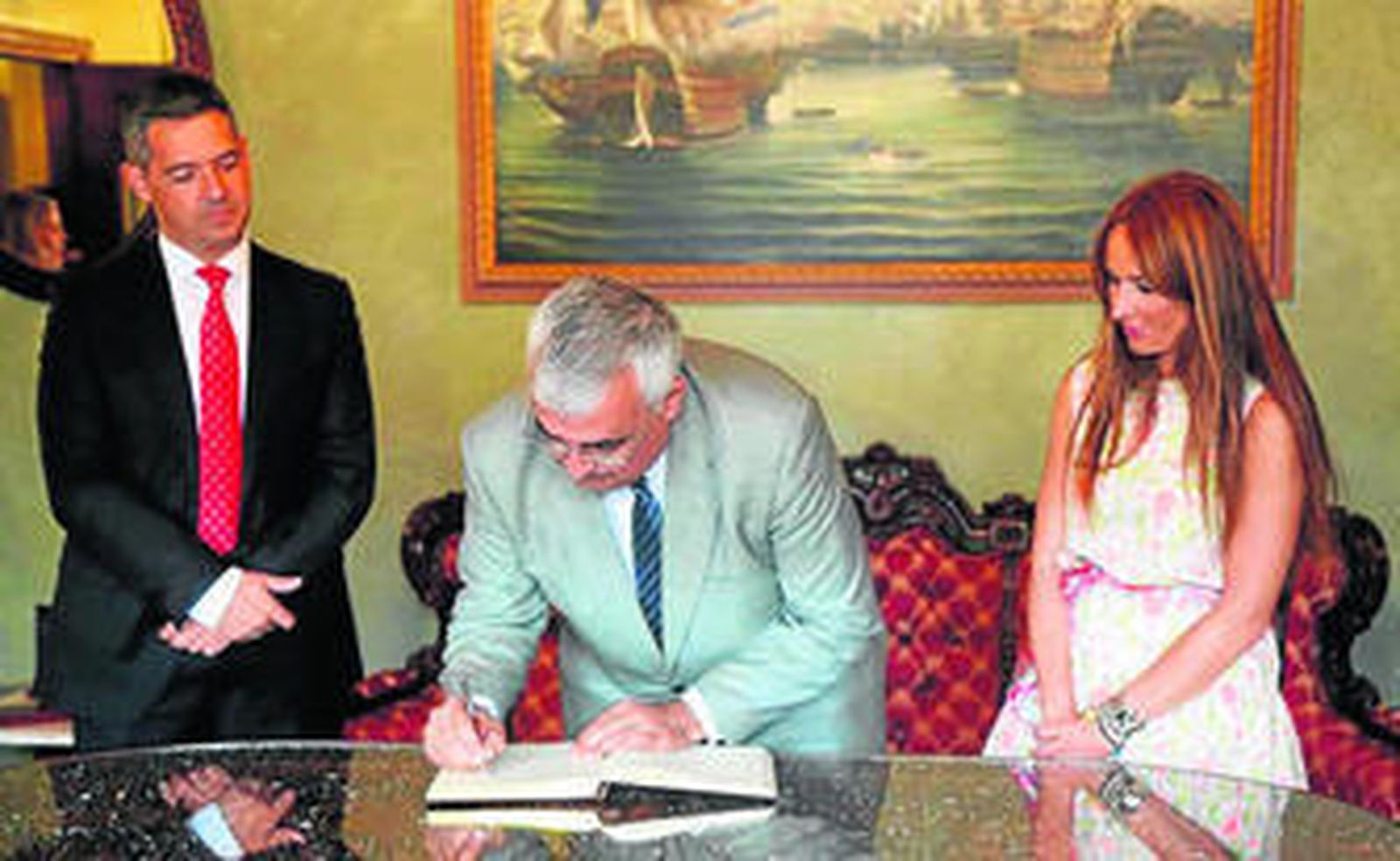 El alcalde roteño, Javier Ruiz Arana (izqda.), con el consejero de Economía y la delegada territorial, Gema Pérez.