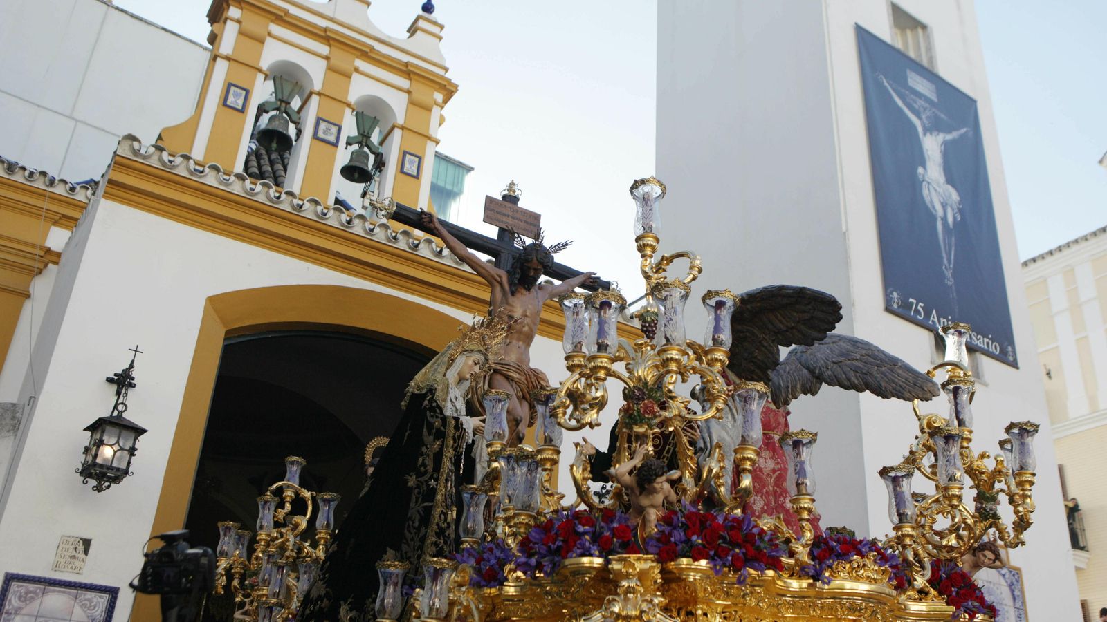El Cristo de las Aguas saliendo de la Capilla del Rosario.