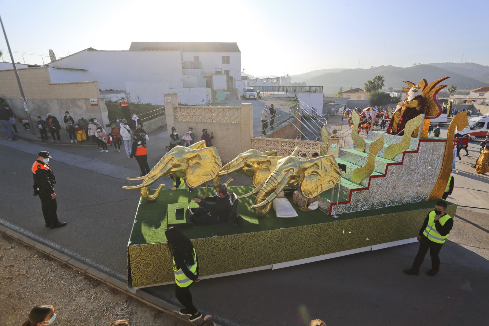 La cabalgata de Reyes recorre Puerto de la Torre, en Málaga, en fotos