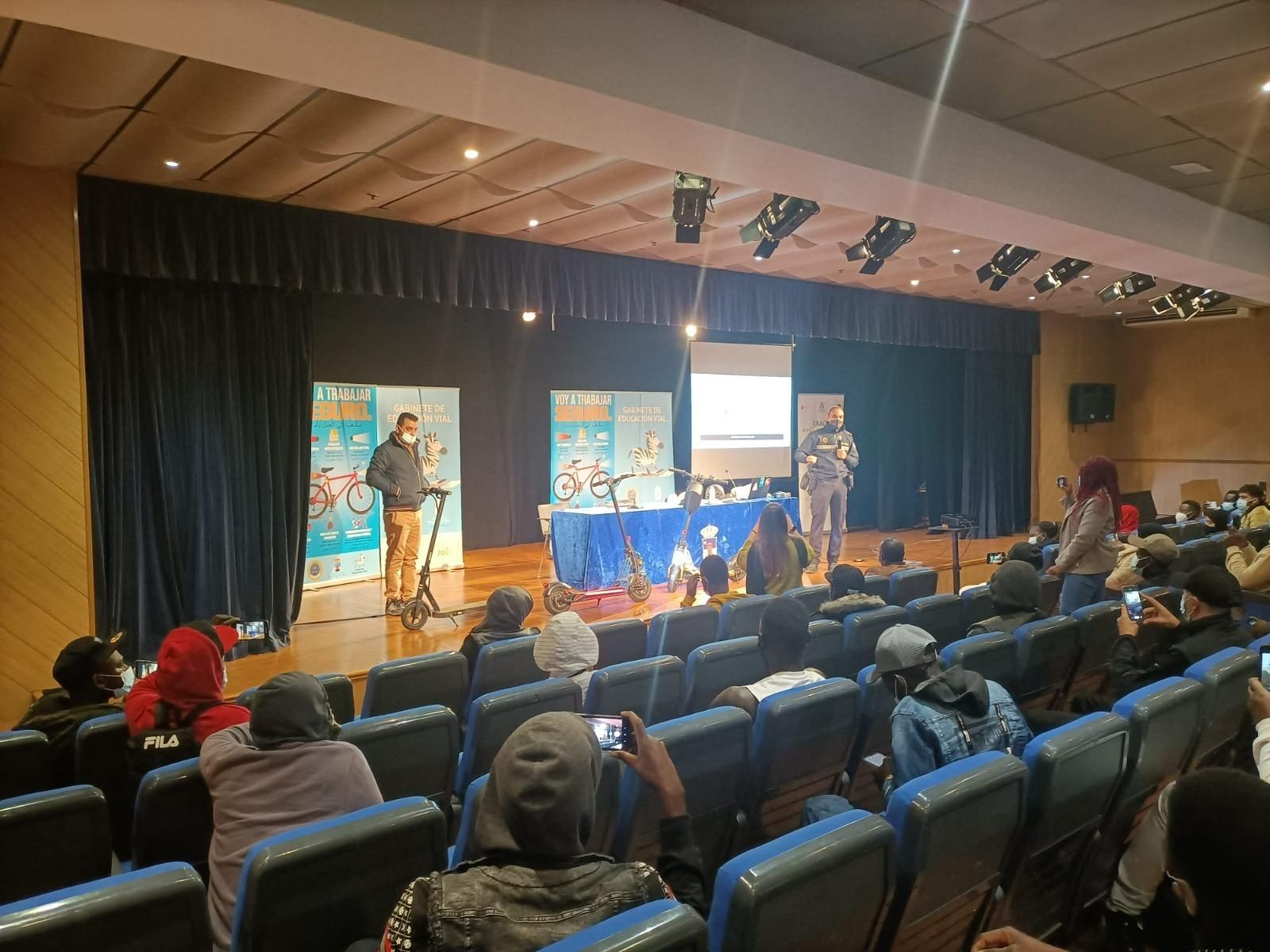 Los agentes de la Policía Local de Roquetas impartieron charlas informativas a inmigrantes