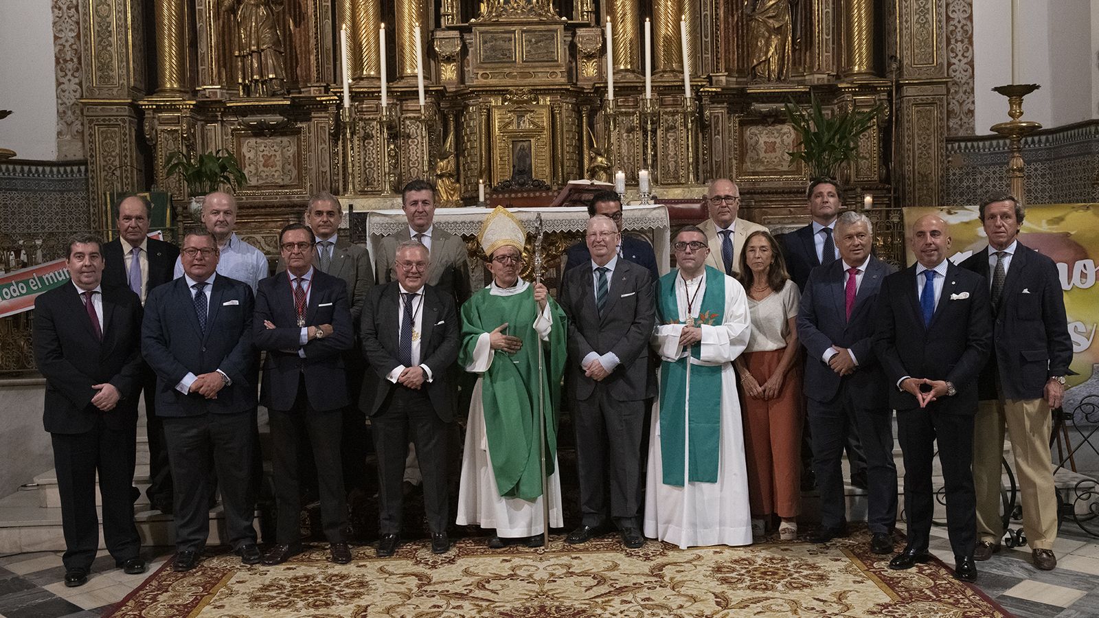 Fotografía de familia al término de la misa
