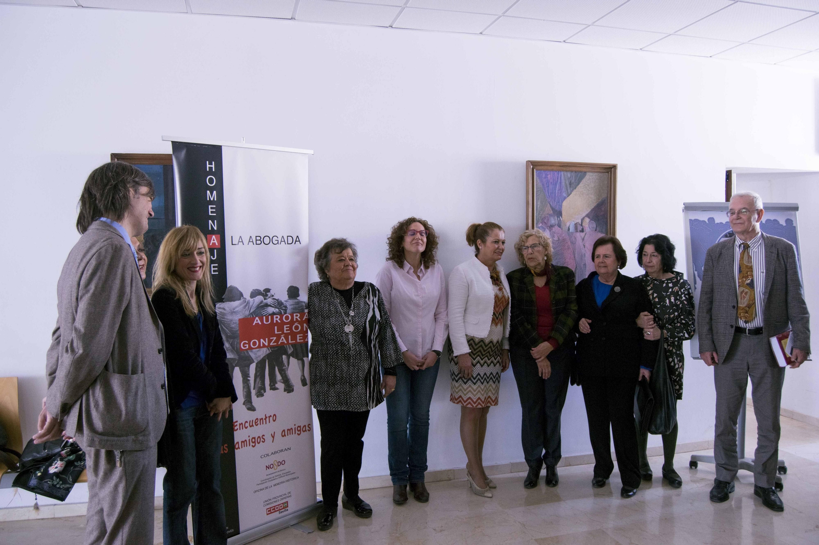 De izquierda a derecha, Alfonso Castro, decano de Derecho, Amparo Rubiales, Carmen Castilla (secretaria general de UGT Andalucía) , Cristina Almeida, Nuria López (de Comisiones Obreras Andalucía), Adela Castaño, Manuela Carmena, Aurora León, Mercedes de Pablos y Antonio Ojeda Avilés, moderador de la mesa.
