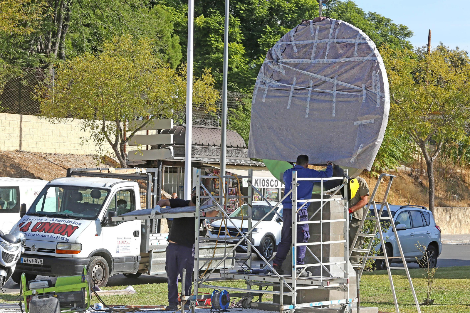 Operarios colocando ayer el motivo que lucirá en la rotonda.