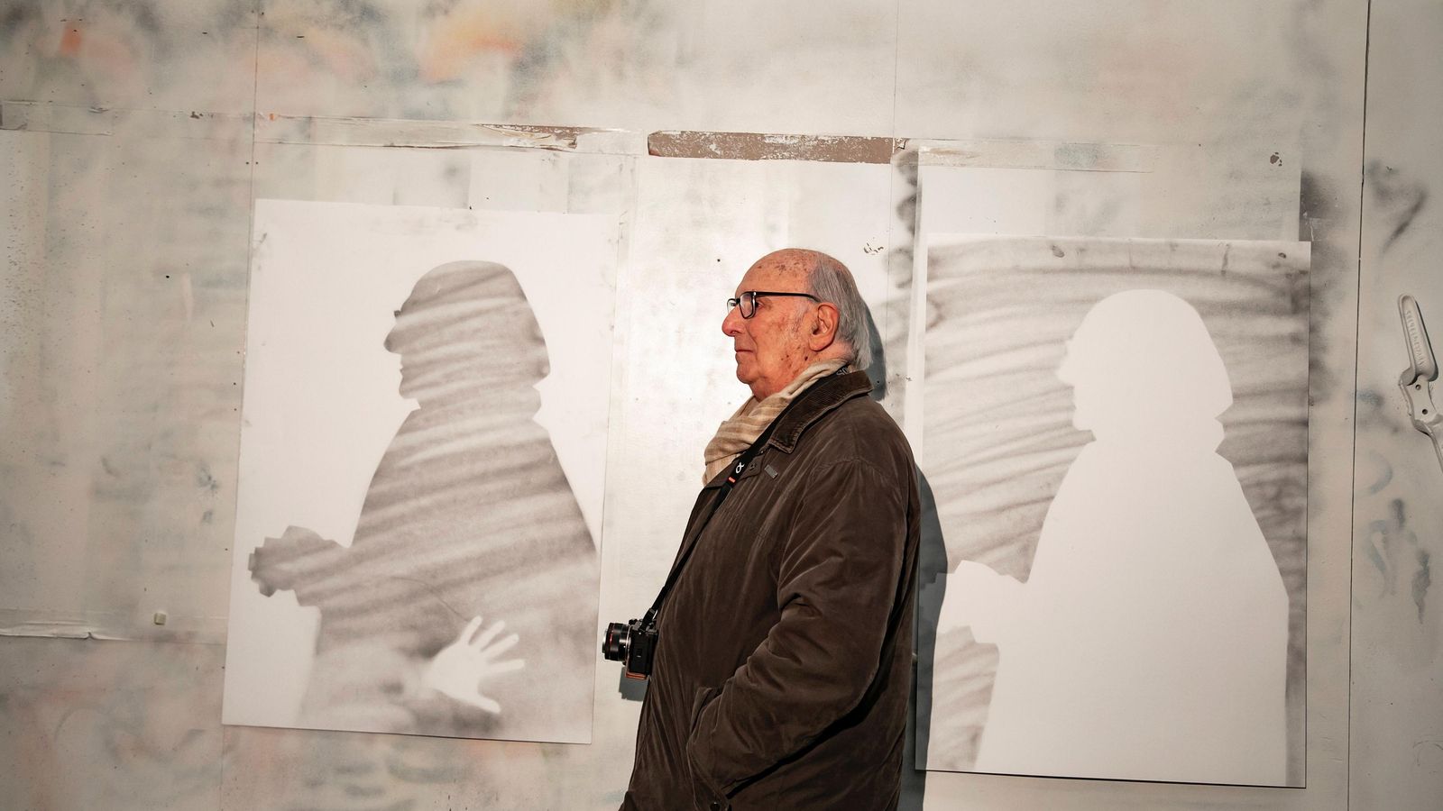 Carlos Saura en una imagen de 'Las paredes hablan'.