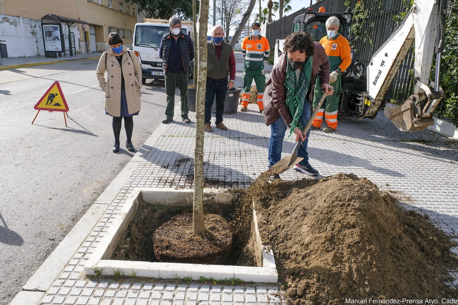 El alcalde de Cádiz plantando un árbol en Puntales este miércoles.