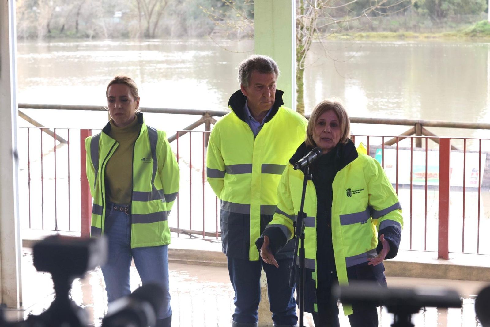Imágenes de la visita de Alberto Núñez Feijóo y Juanma Moreno a las zonas inundadas de Jerez