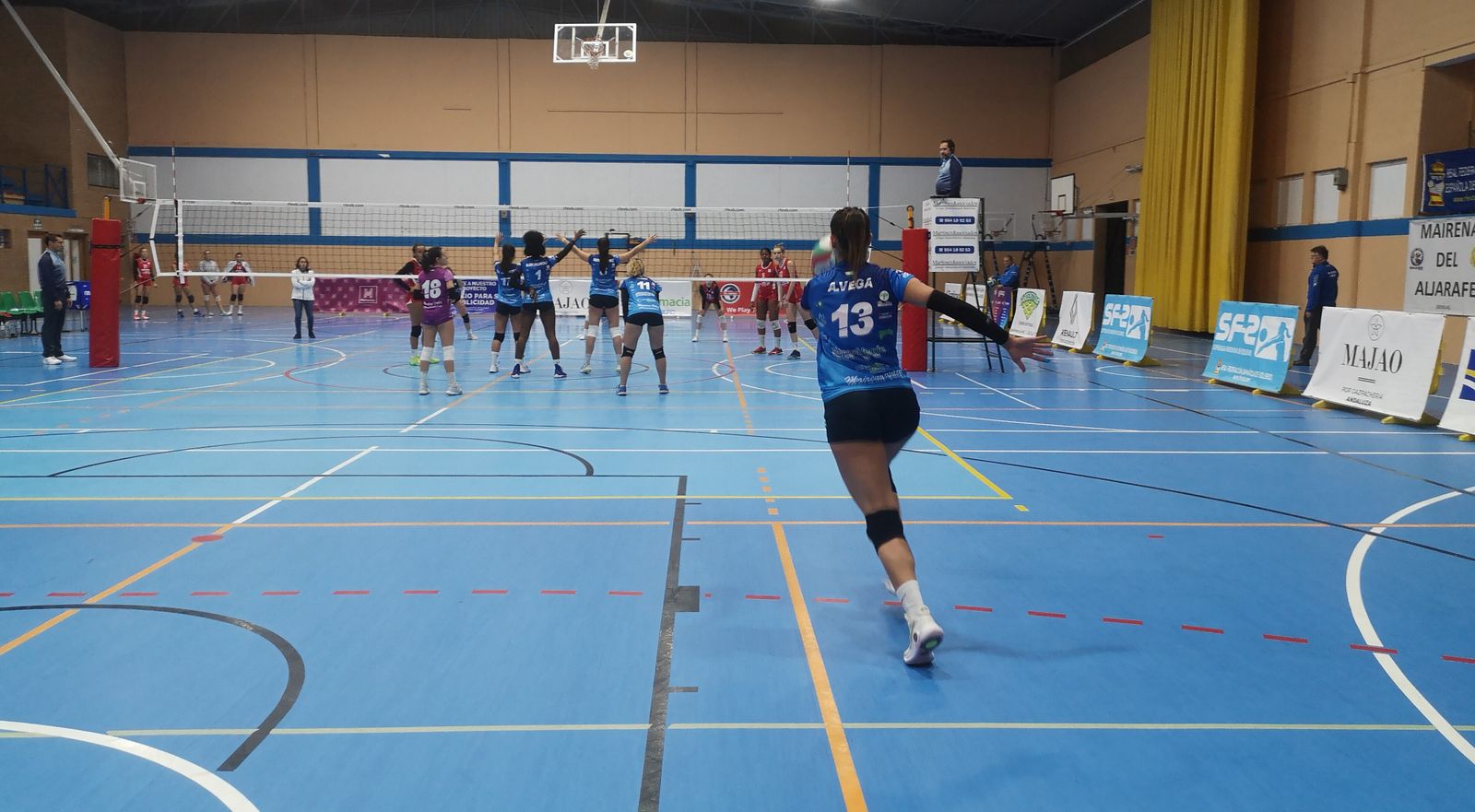 Alba García Vega se dispone a efectuar un saque contra el Arona.