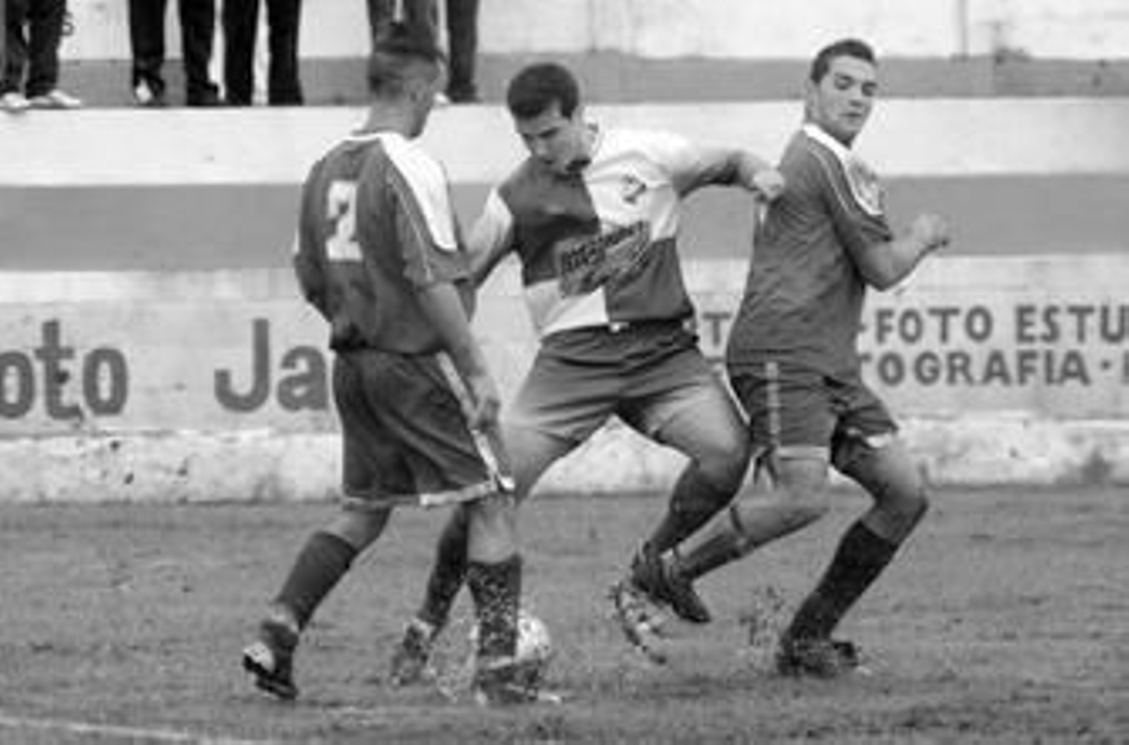 Una acción del Pastores/San Roque jugado ayer en el encharcado campo de La Unión.