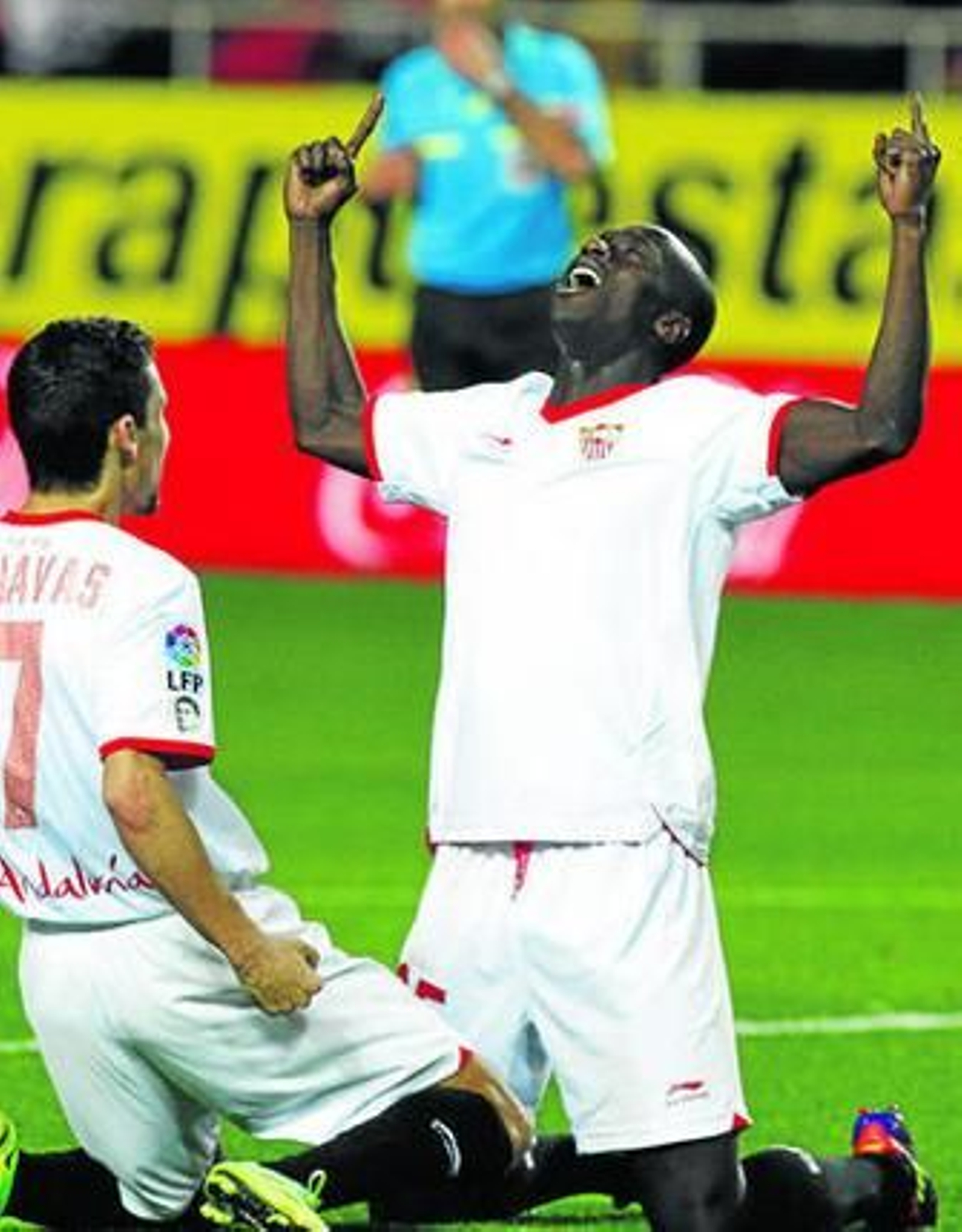Babá suelta la presión acumulada señalando el cielo tras marcar el 1-1. Navas espara abrazarlo.