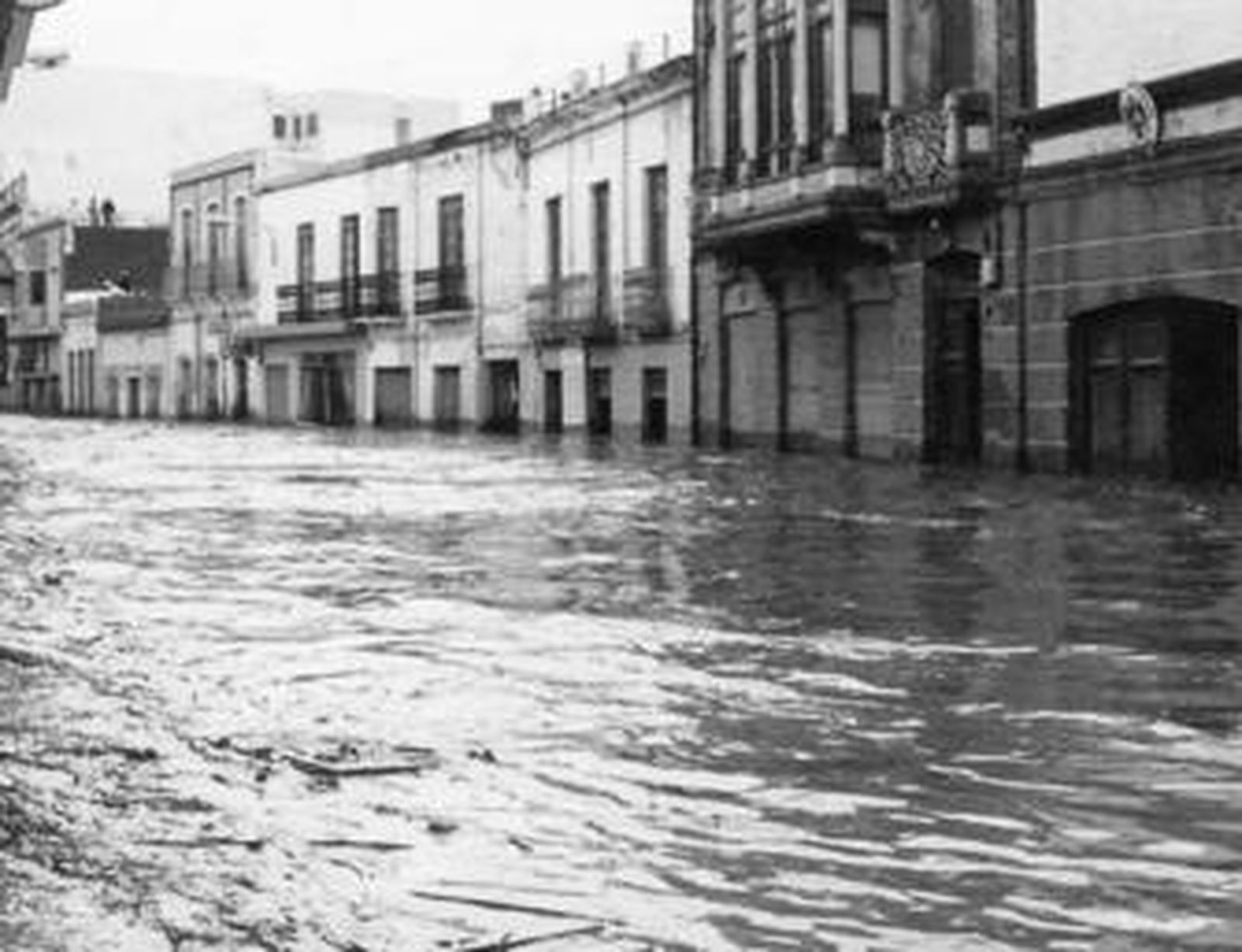 Una de las principales calles de Adra durante las graves inundaciones de octubre de 1973.