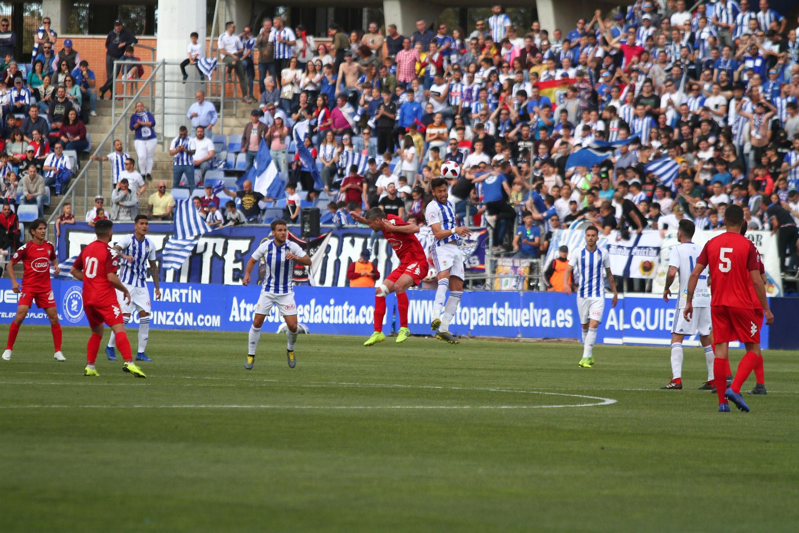 Ambientazo en las gradas del Recreativo de Huelva y el San Fernando