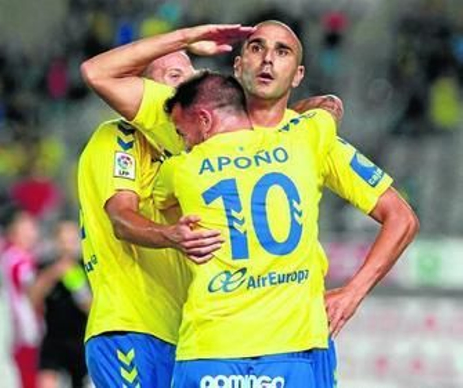 Aranda celebra el 1-0 ante el Sporting con Apoño y otro compañero.