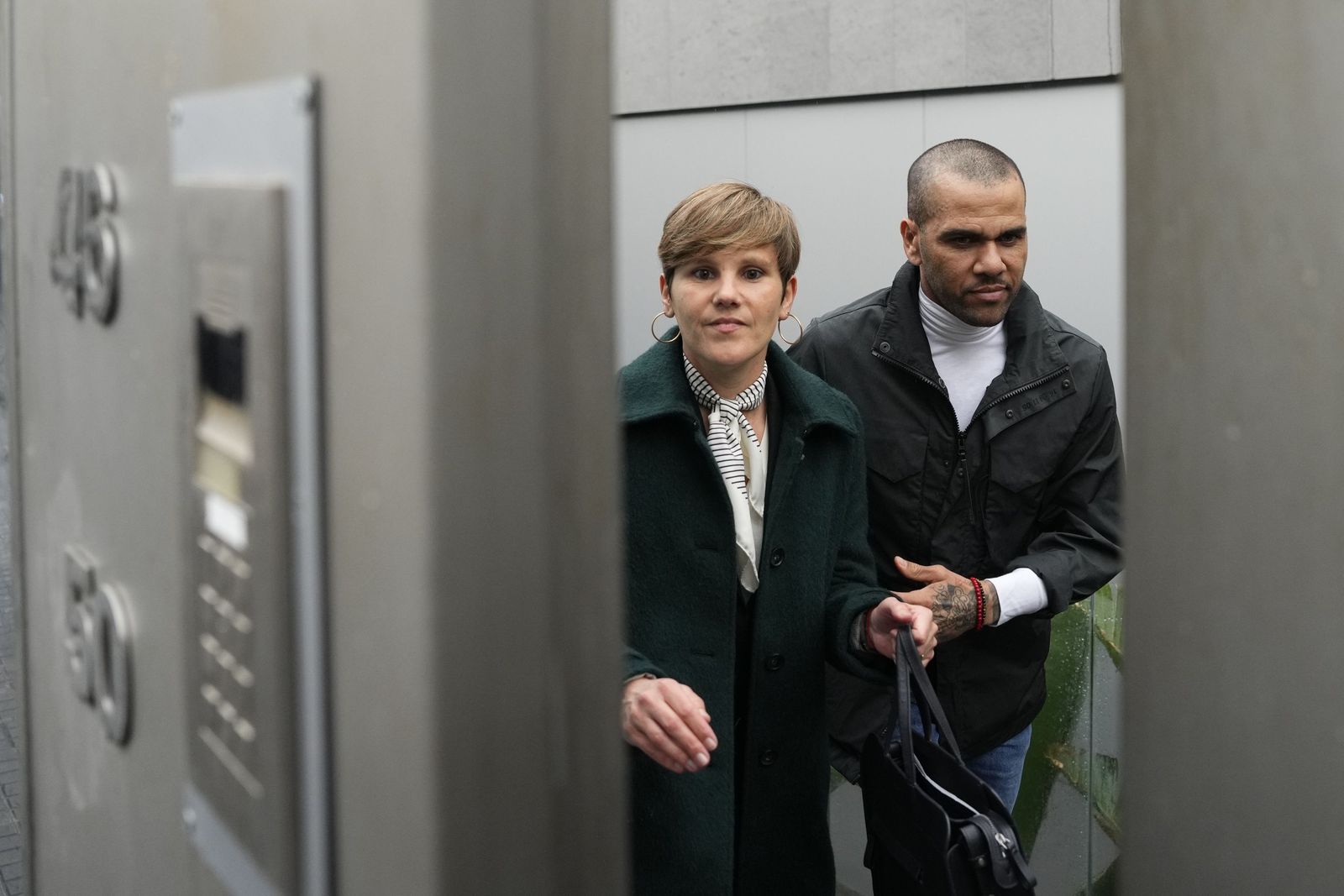 Las fotos de la salida de la cárcel de Dani Alves