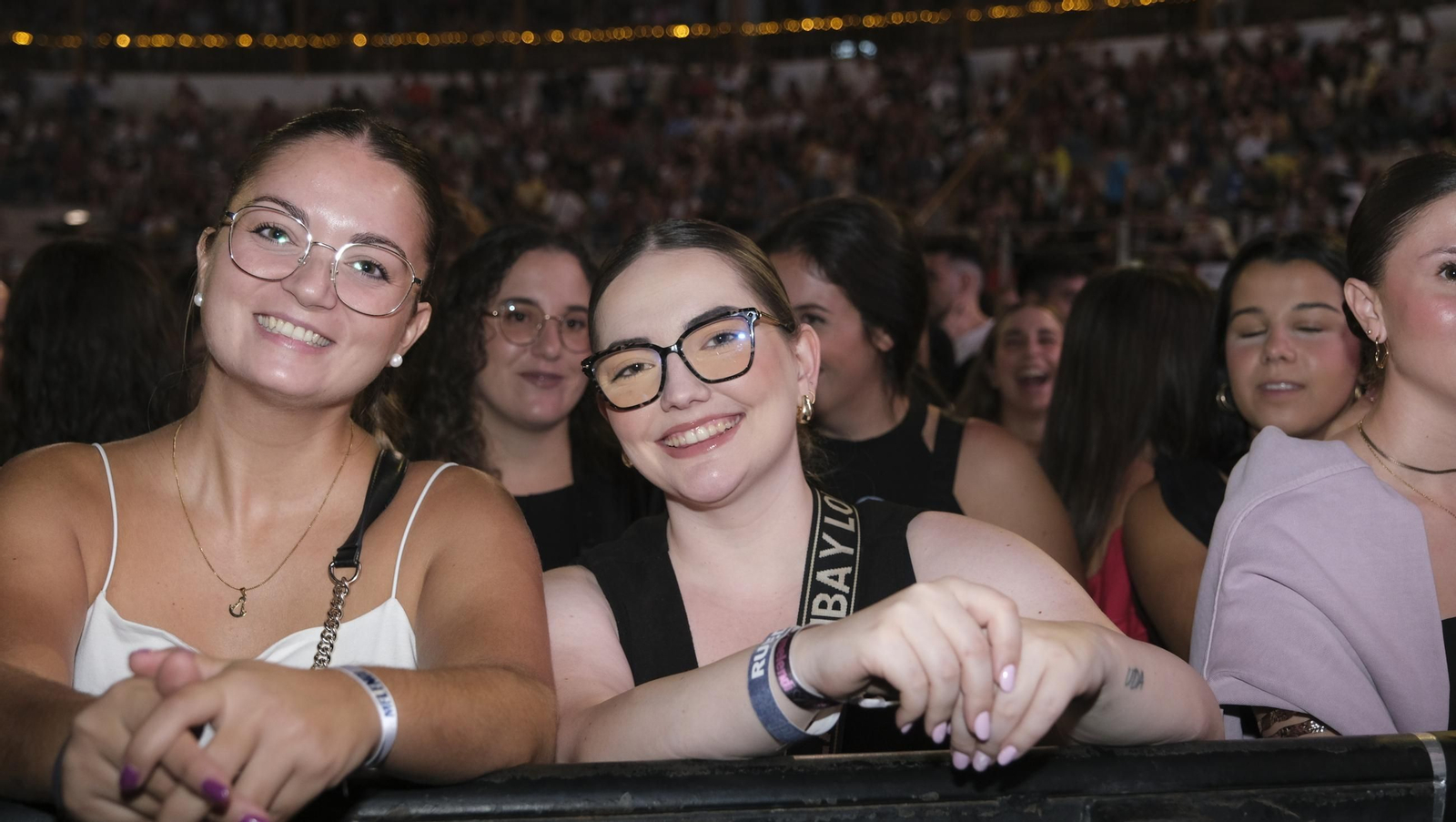 El concierto de Melendi llena de fans la Plaza de Toros de Almería, en imágenes