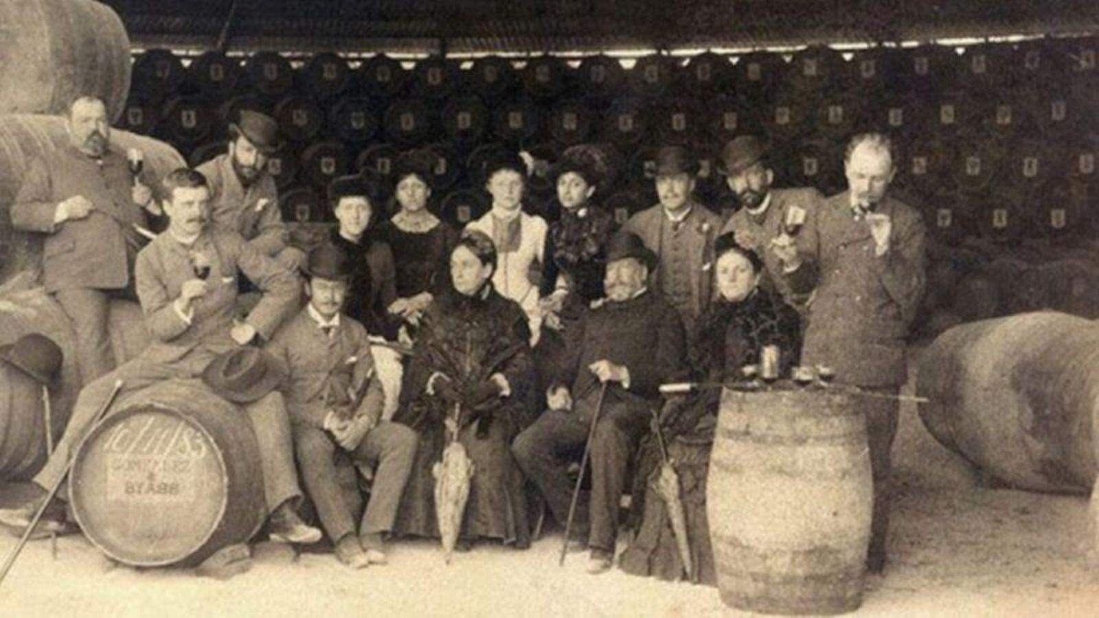 Manuel María junto a su familia y unos invitados en la Real Bodega de la Concha (1883)