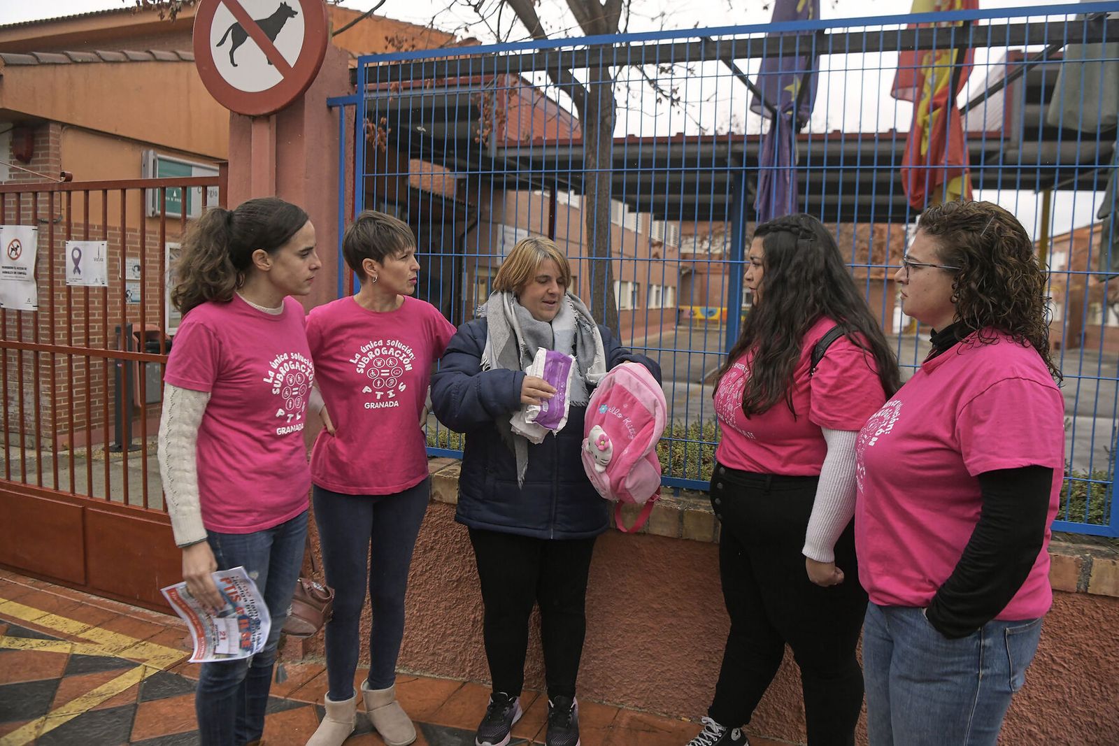 Antonia Vargas, acompañada por varias PTIS, muestra los pañales que lleva al cole para atender a su hija.