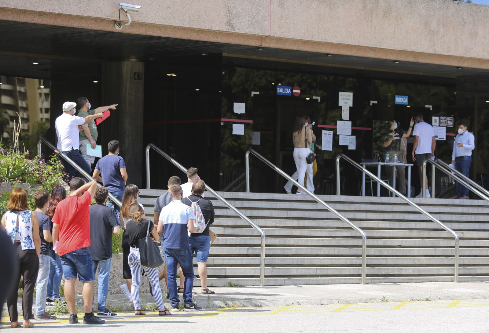 Las colas para ser vigilante en las playas de Málaga y controlar su aforo