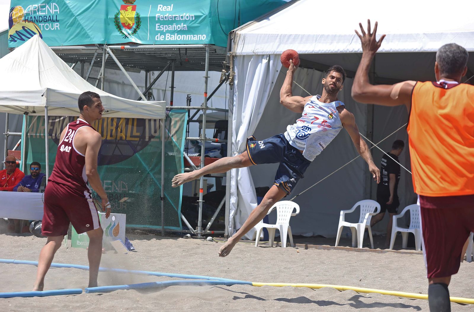 Fotos del domingo en el Internacional de España de balonmano playa de La Línea