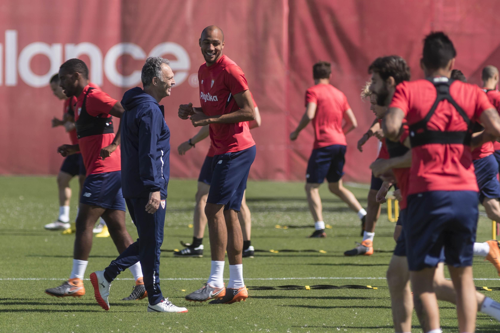 N'Zonzi sonríe ante una broma de Caparrós durante el entrenamiento, con Carole detrás.