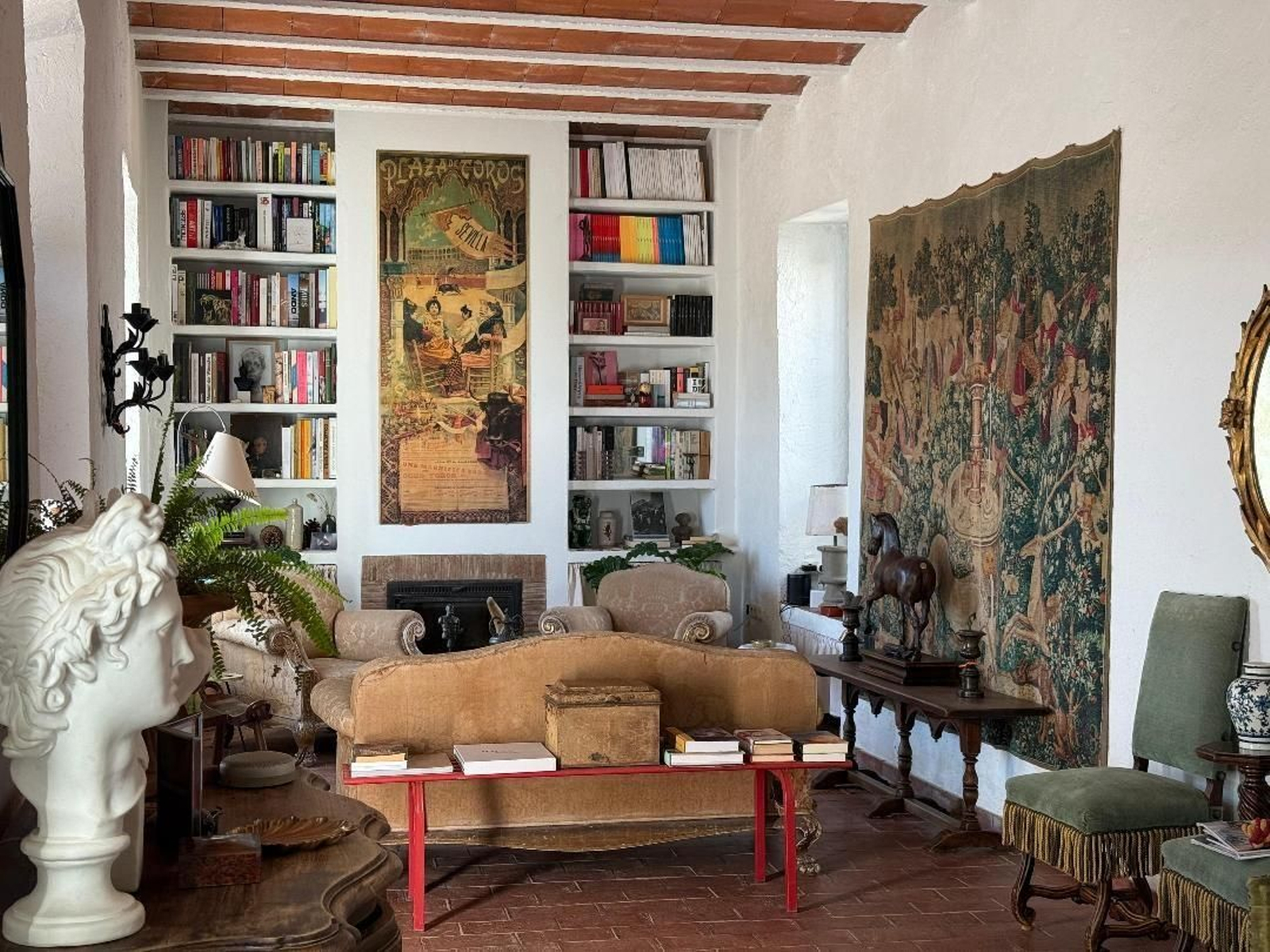 Alrededor de la chimenea, hay dos sillones tapizados en damasco.