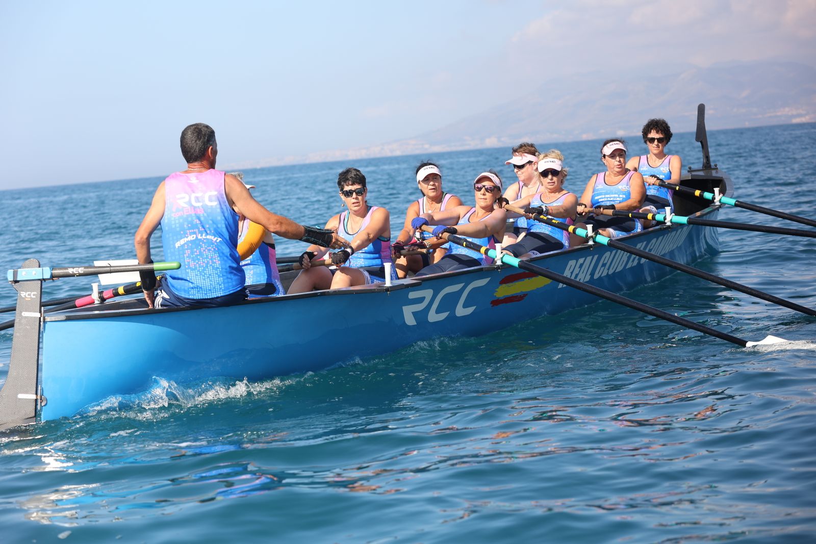 Más de 100 mujeres supervivientes de cáncer participan este sábado en una Regata Nacional en Málaga