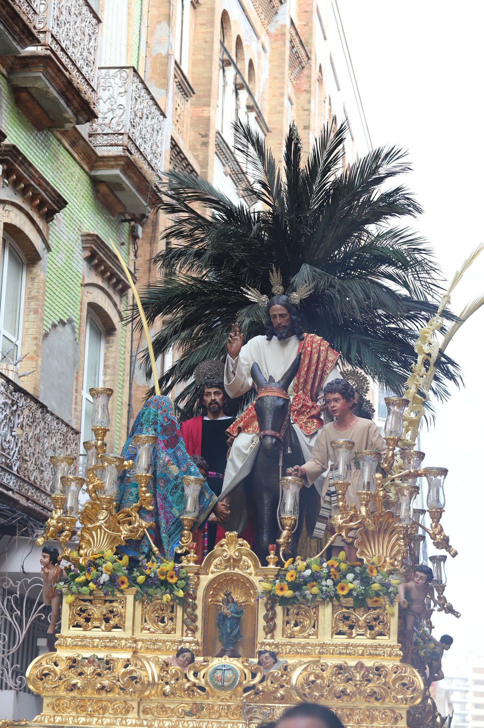 Imágenes del recorrido de la Borriquita  por las calles de Huelva