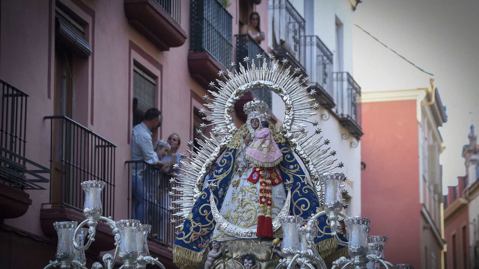 La Virgen de la Cabeza por la calle Feria