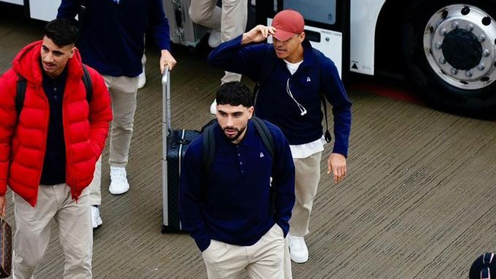 Los jugadores del Sevilla a su llegada al aeropuerto