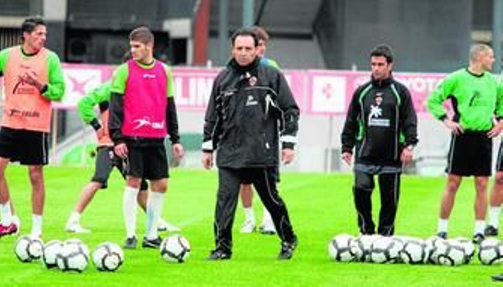 Bordalás, rodeado de balones y junto a sus jugadores, durante un entrenamiento esta semana.
