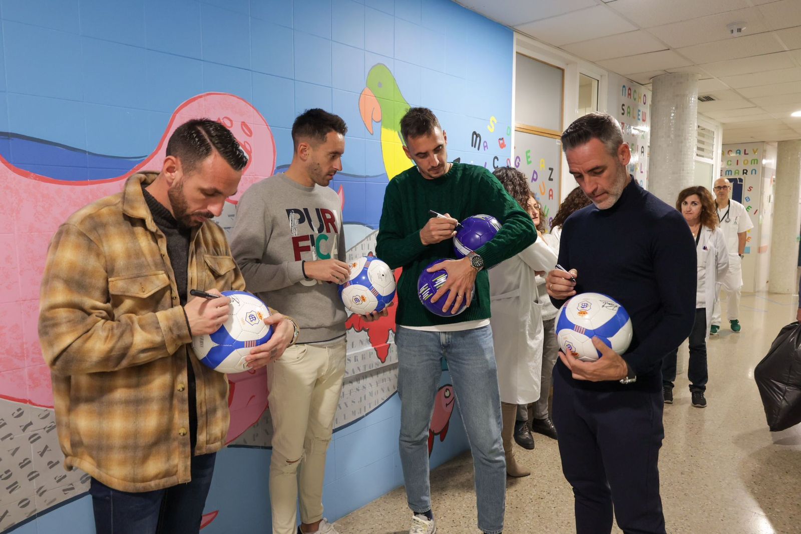 Las imágenes de la visita de los jugadores del Recre a los niños hospitalizados en el Juan Ramón Jiménez