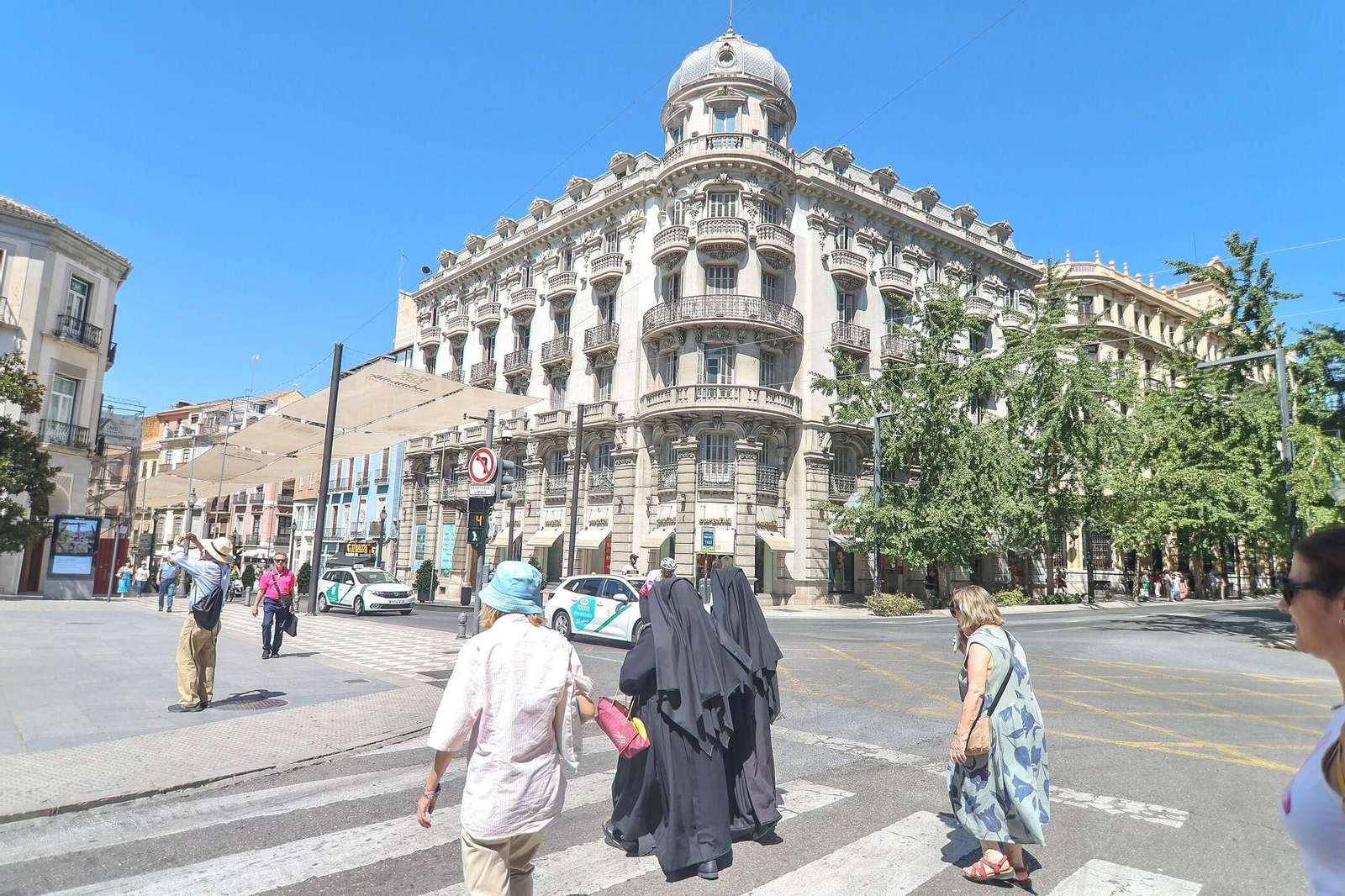 Edificio Colón en la Gran Vía de Granada, que se convertirá próximamente en un hotel de cinco estrellas Edificio Colón en la Gran Vía de Granada, que se convertirá próximamente en un hotel de cinco estrellas