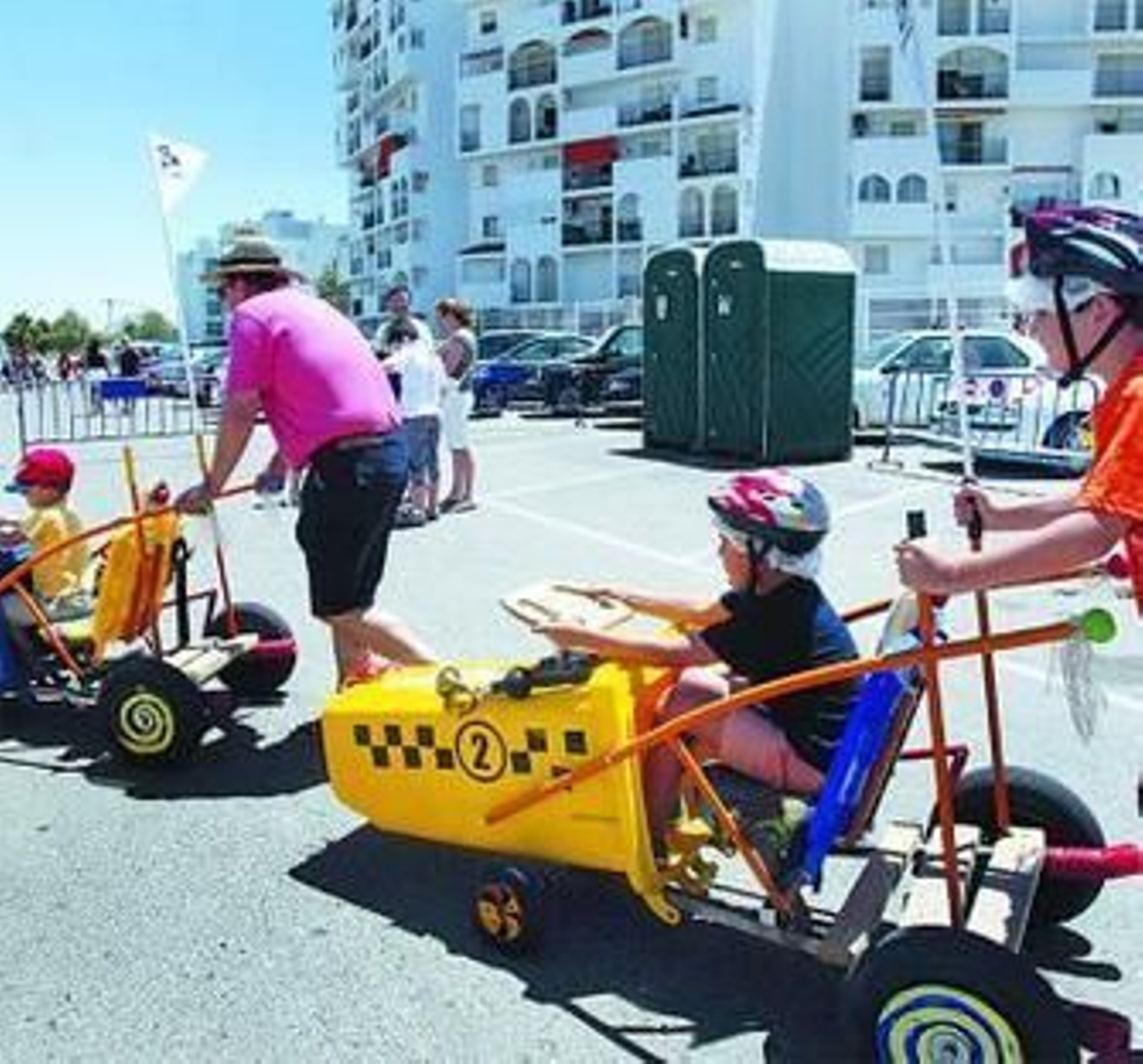 Niños disfrutan de uno de los juegos organizados por Cartoon Network