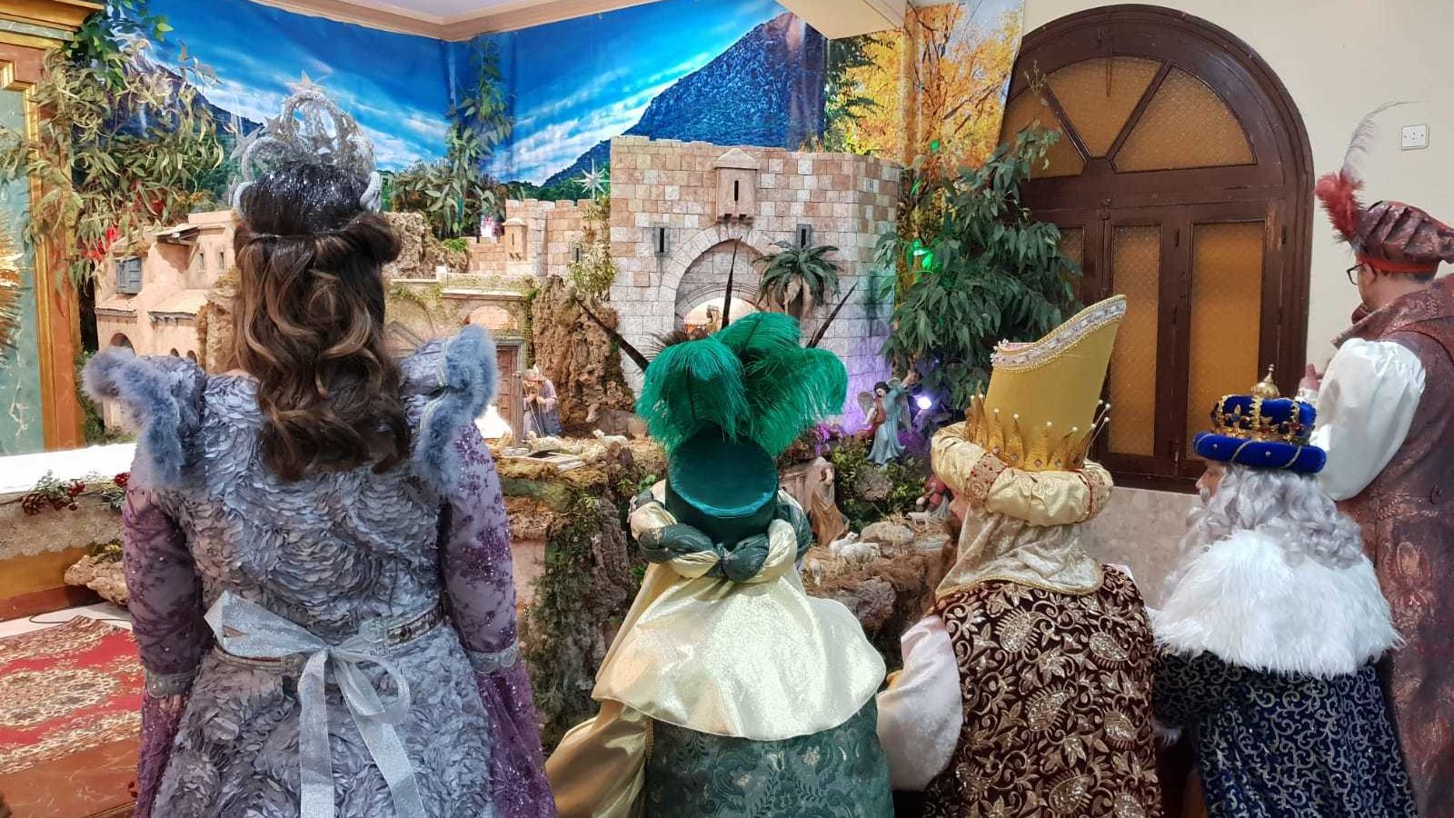 Los Reyes contemplan el nacimiento instalado en la residencia de la Hermanas de la Cruz.