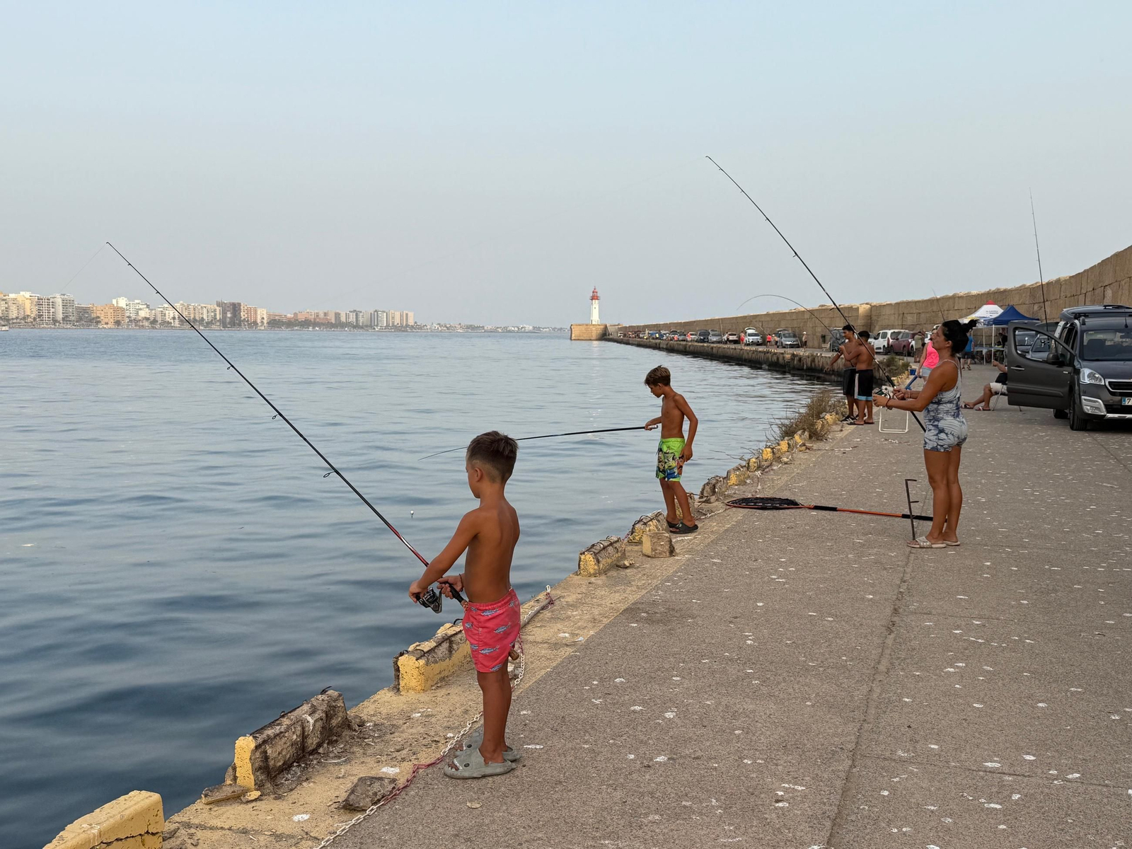Los más pequeños participantes lanzan el anzuelo durante la celebración del 53º Trofeo de Feria de Pesca Infantil y Juvenil.