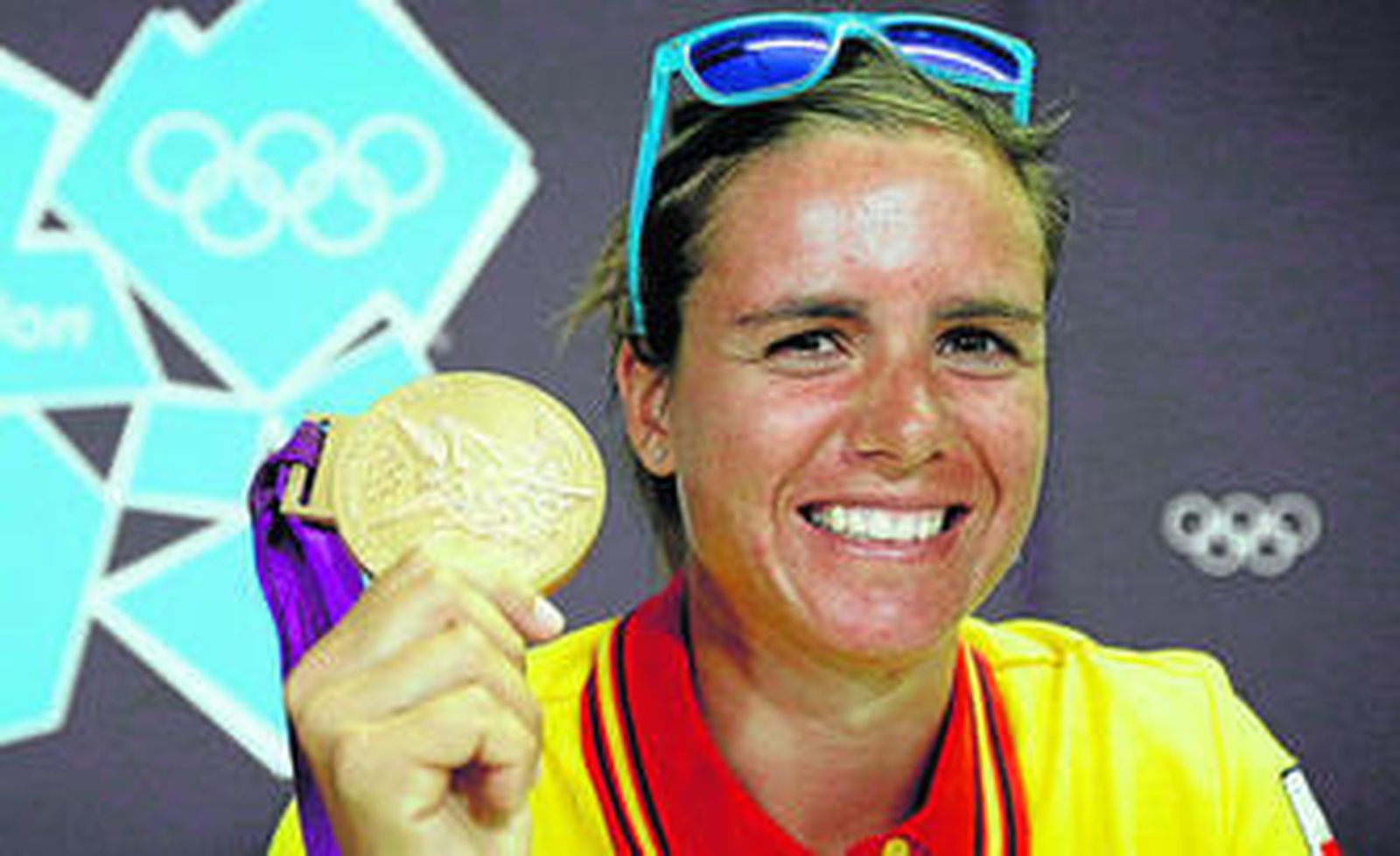 Marina Alabáu muestra la medalla de oro antes de ofrecer ayer una rueda de prensa en Londres.