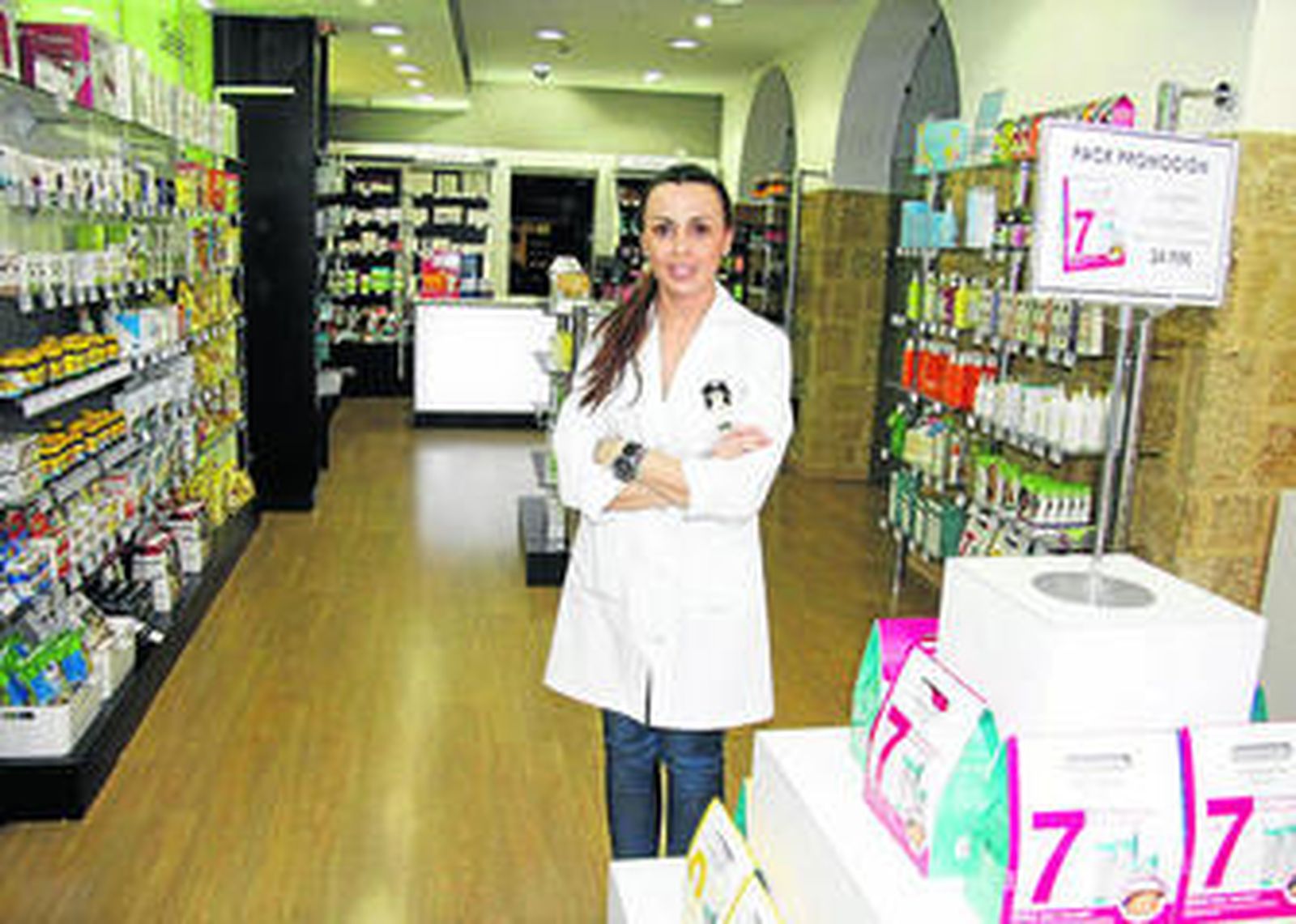 Isabel Pastoriza, en las instalaciones de La Parafarmacia, que acaba de abrir sus puertas en la calle Larga.