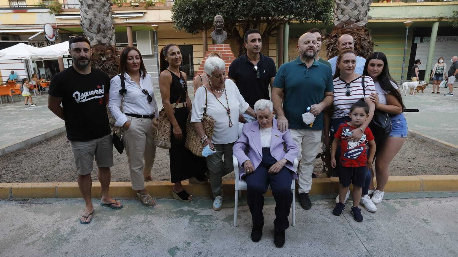 Familiares de Juan Valenzuela, ante el busto.