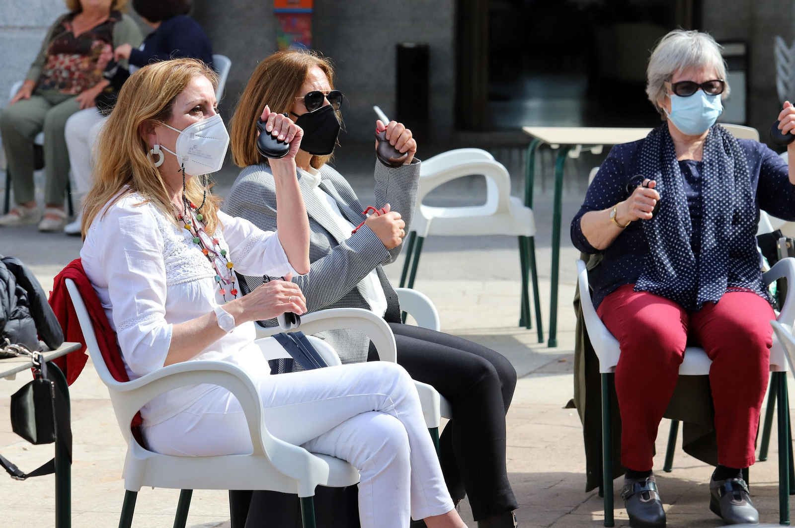 Imágenes del taller de tocar palillos de la programación de Cultura en los Barrios
