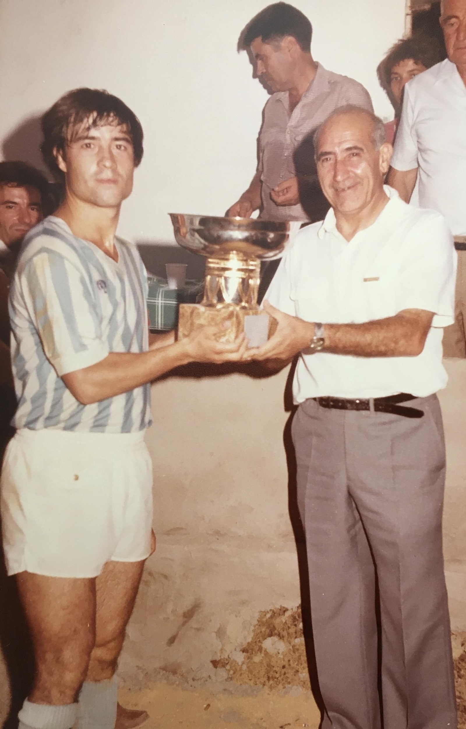Antonio Muñiz recogiendo un trofeo