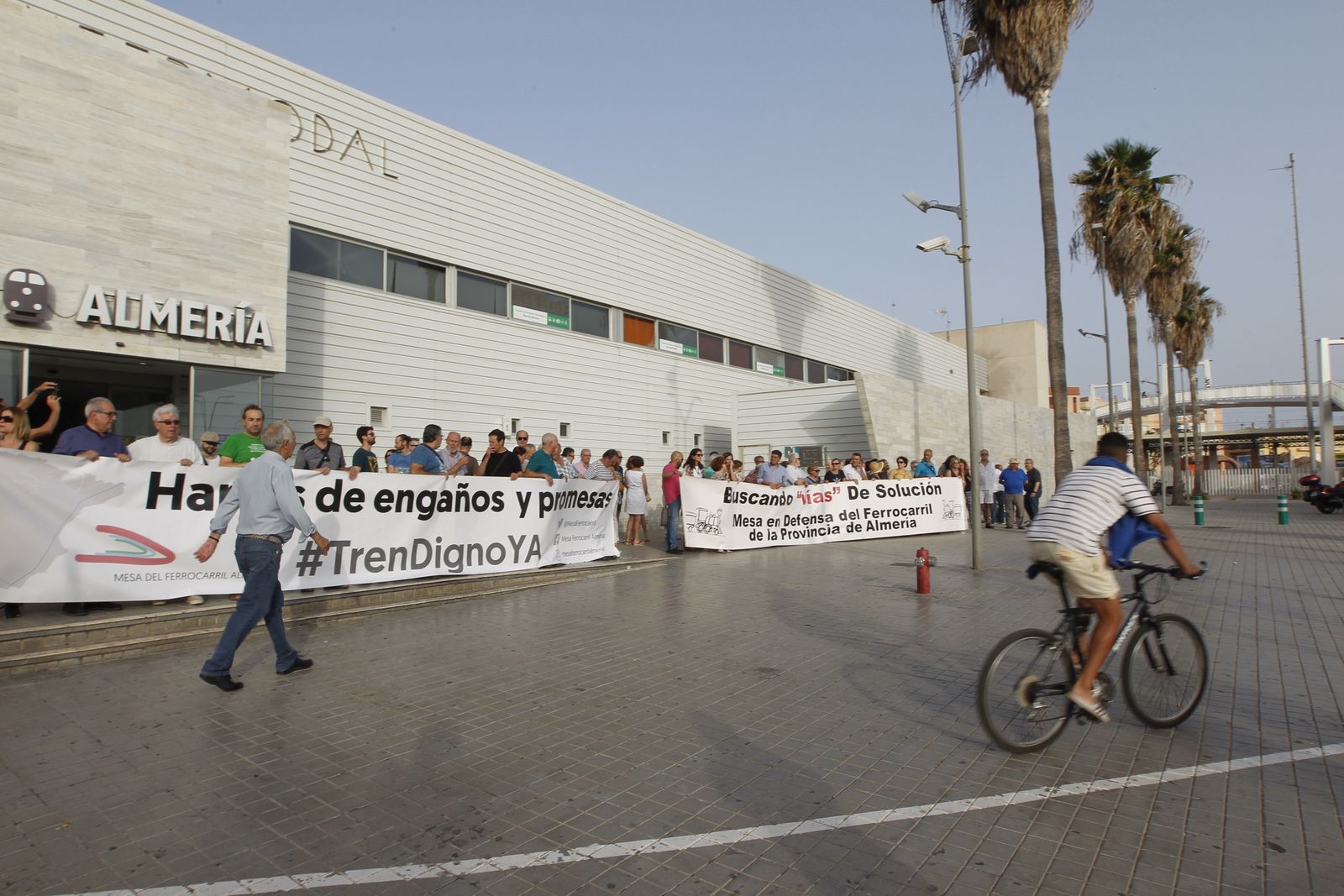 Fotogalería manifestación Mesa del Ferrocarril de Almería