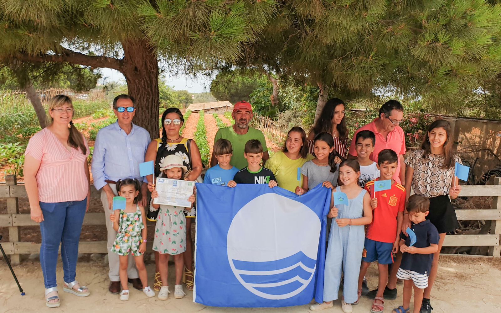 Foto de grupo tras la entrega del distintivo.