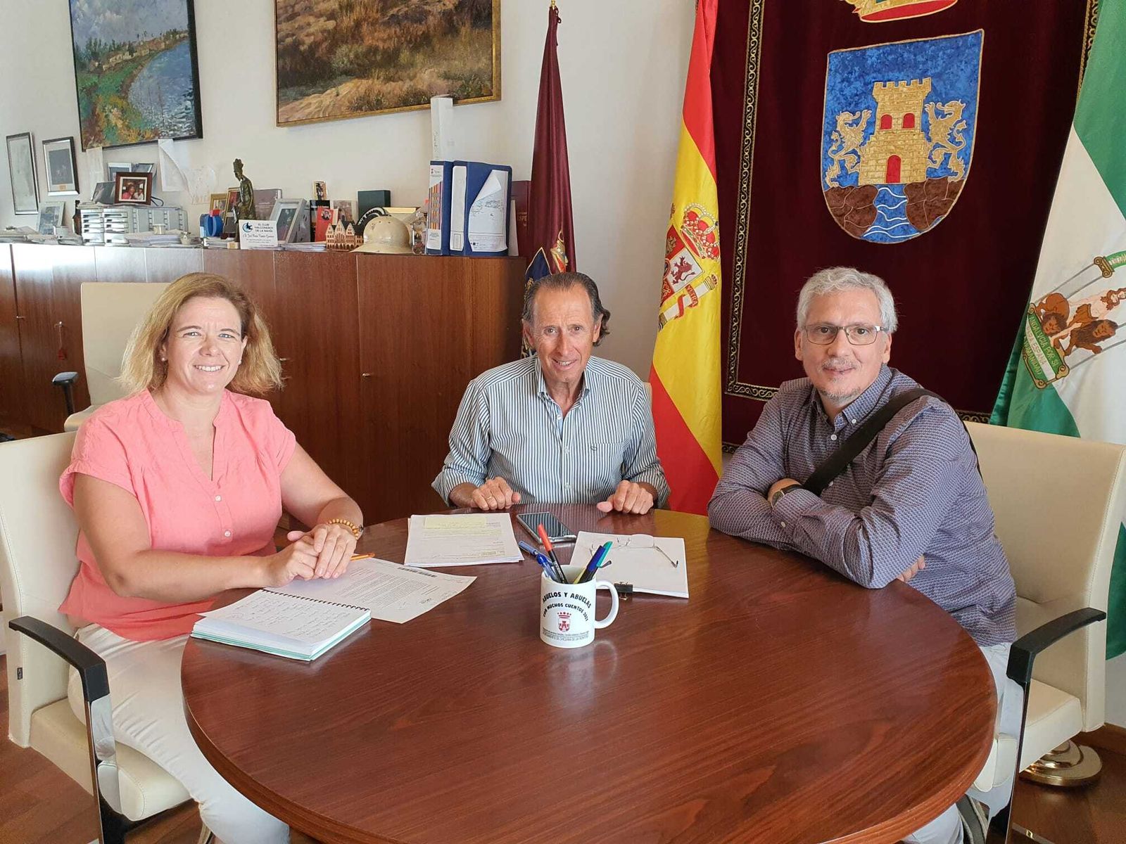 El alcalde, el vicepresidente de la Fundación Nexo Empleo y la delegada municipal de Fomento Económico.