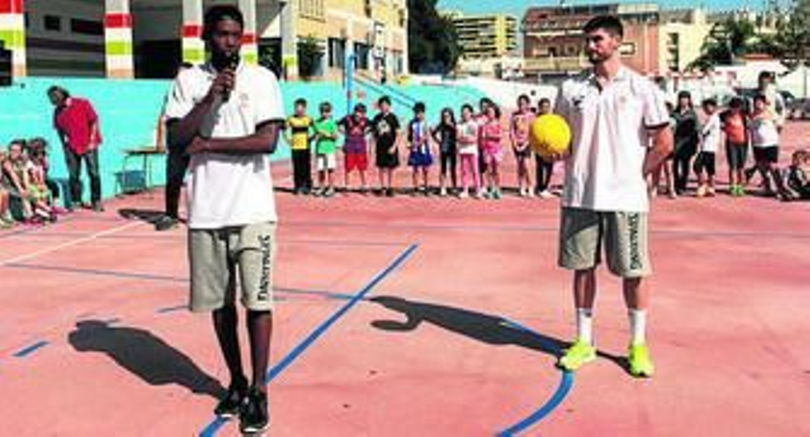 Visita de Morayo Soluade y José Alberto Jiménez al CEIP Benyamina de Torremolinos, ayer.